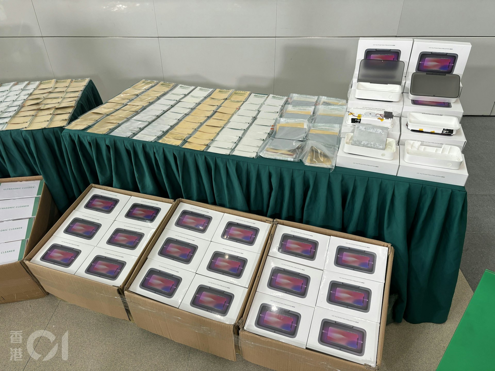 最終,海關人員在138個紙箱共4,680台清洗機中,均發現了相同的長方形金屬片。行動中,共檢獲168公斤懷疑走私黃金薄片及285公斤懷疑走私白銀薄片,總市值估計約為港幣2.3億元。(陳浩然攝) 最終,海關人員在138個紙箱共4,680台清洗機中,均發現了相同的長方形金屬片。行動中,共檢獲168公斤懷疑走私黃金薄片及285公斤懷疑走私白銀薄片,總市值估計約為港幣2.3億元。(陳浩然攝)