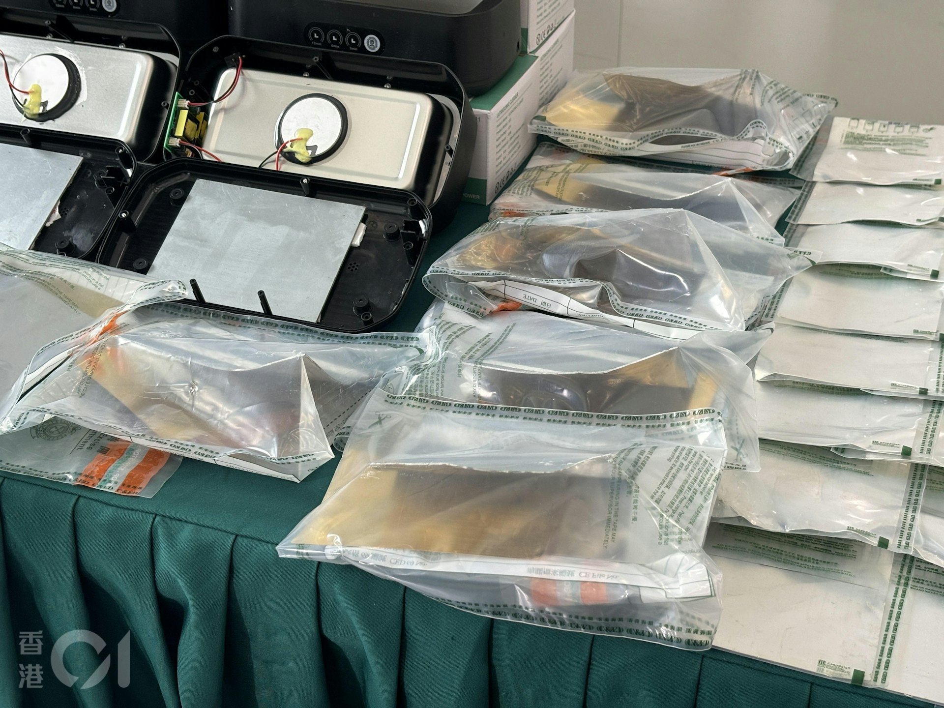 最終,海關人員在138個紙箱共4,680台清洗機中,均發現了相同的長方形金屬片。行動中,共檢獲168公斤懷疑走私黃金薄片及285公斤懷疑走私白銀薄片,總市值估計約為港幣2.3億元。(陳浩然攝) 最終,海關人員在138個紙箱共4,680台清洗機中,均發現了相同的長方形金屬片。行動中,共檢獲168公斤懷疑走私黃金薄片及285公斤懷疑走私白銀薄片,總市值估計約為港幣2.3億元。(陳浩然攝)