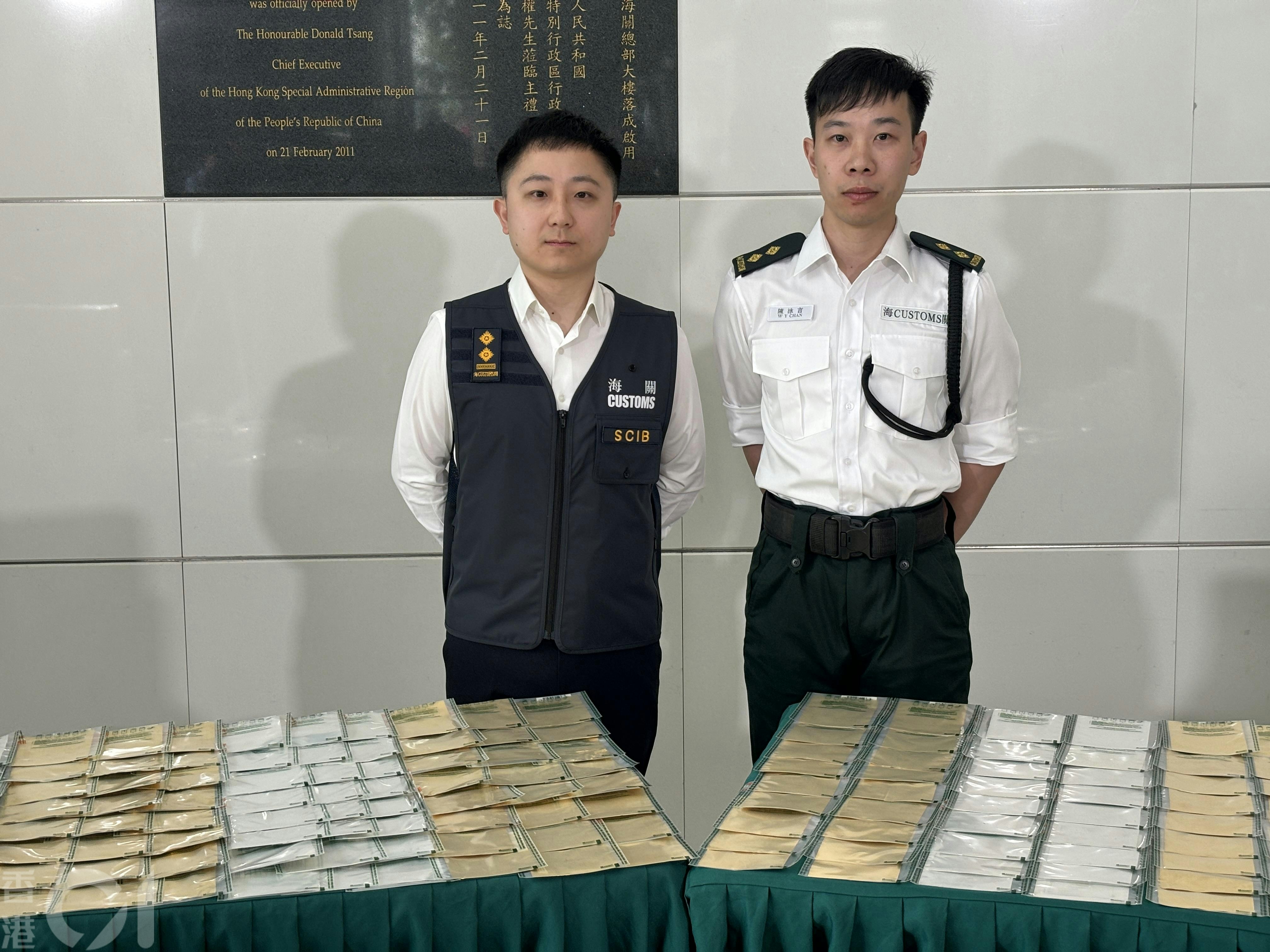 海關機場科空運貨物第三組督察陳泳言（右）及海關有組織罪案調查科特別調查第一組高級調查主任何廷俊（左）交代案情。（陳浩然攝）