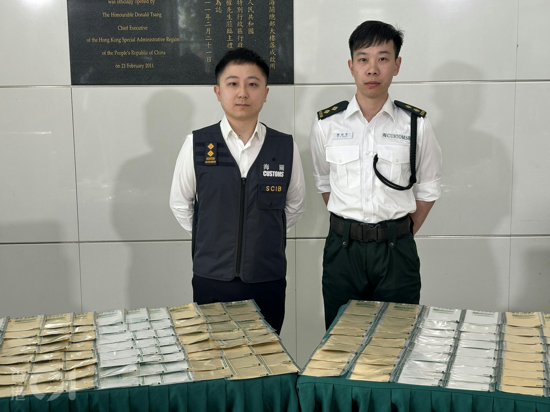 海關機場科空運貨物第三組督察陳泳言(右)及海關有組織罪案調查科特別調查第一組高級調查主任何廷俊(左)交代案情。(陳浩然攝) 海關機場科空運貨物第三組督察陳泳言(右)及海關有組織罪案調查科特別調查第一組高級調查主任何廷俊(左)交代案情。(陳浩然攝)