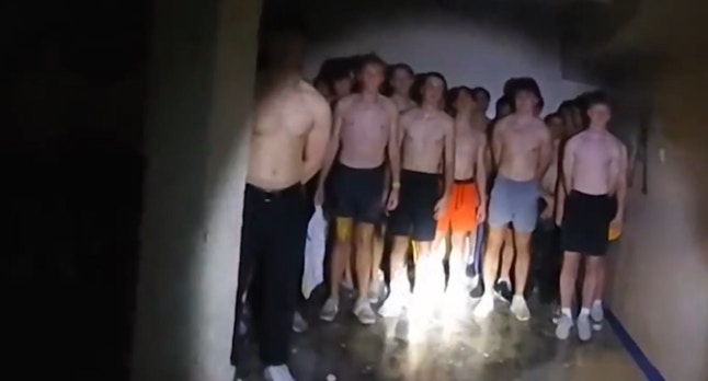 學校團體還是邪教?美大學兄弟會詭異儀式曝光 56人半裸被潑廚餘