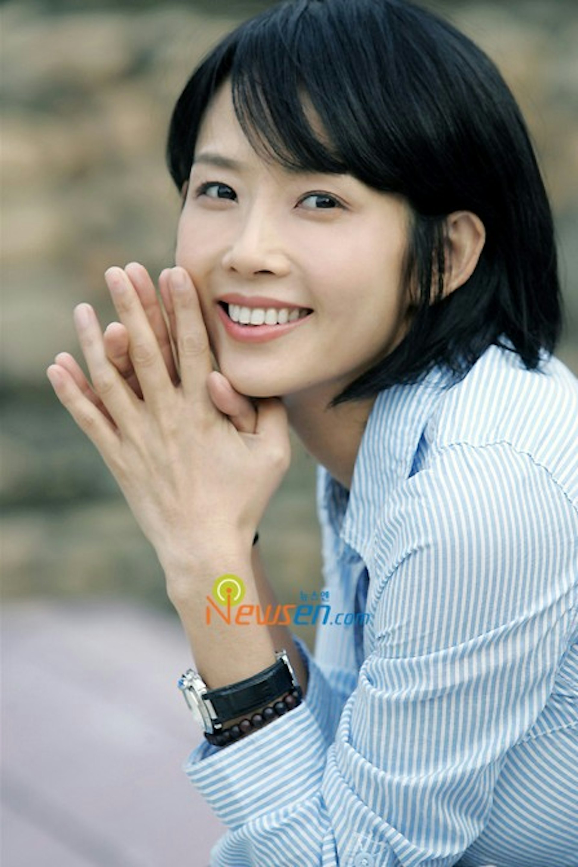 韓國女星崔真實2008年輕生,死後傳出遺產超過韓幣700億元(約3.7億港元),還遭母親鄭玉淑獨吞,鄭玉淑則透過媒體人澄清此事並說明遺產下落。(NEWSEN)