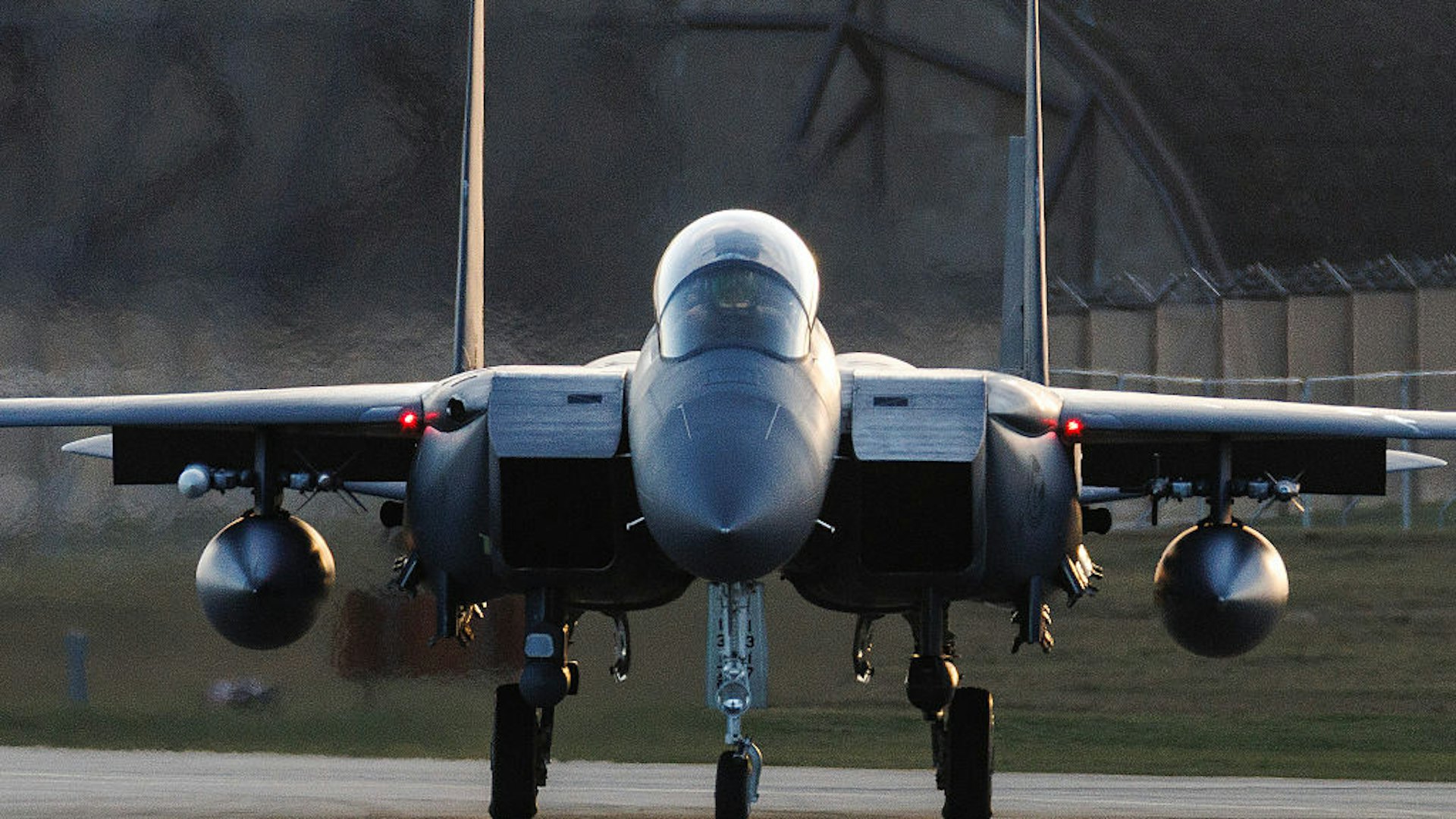 2026年1月7日,英國雷肯希斯(Lakenheath),圖為一架美軍F-15戰鬥機在米爾登霍爾的雷肯希斯皇家空軍基地(Royal Air Force Lakenheath)滑行。(Getty) 2026年1月7日,英國雷肯希斯(Lakenheath),圖為一架美軍F-15戰鬥機在米爾登霍爾的雷肯希斯皇家空軍基地(Royal Air Force Lakenheath)滑行。(Getty)