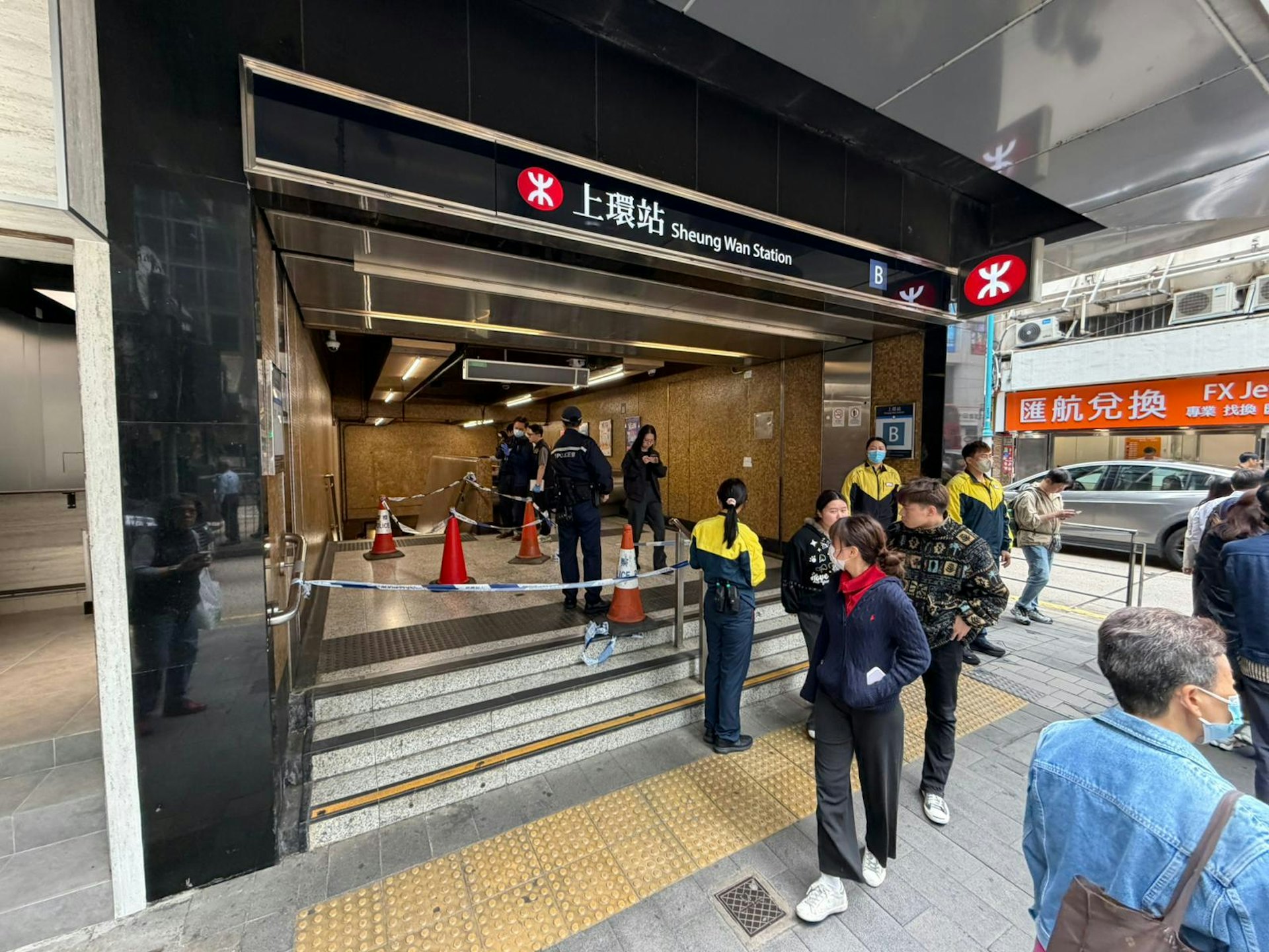 警員封圍港鐵上環B出口調查。