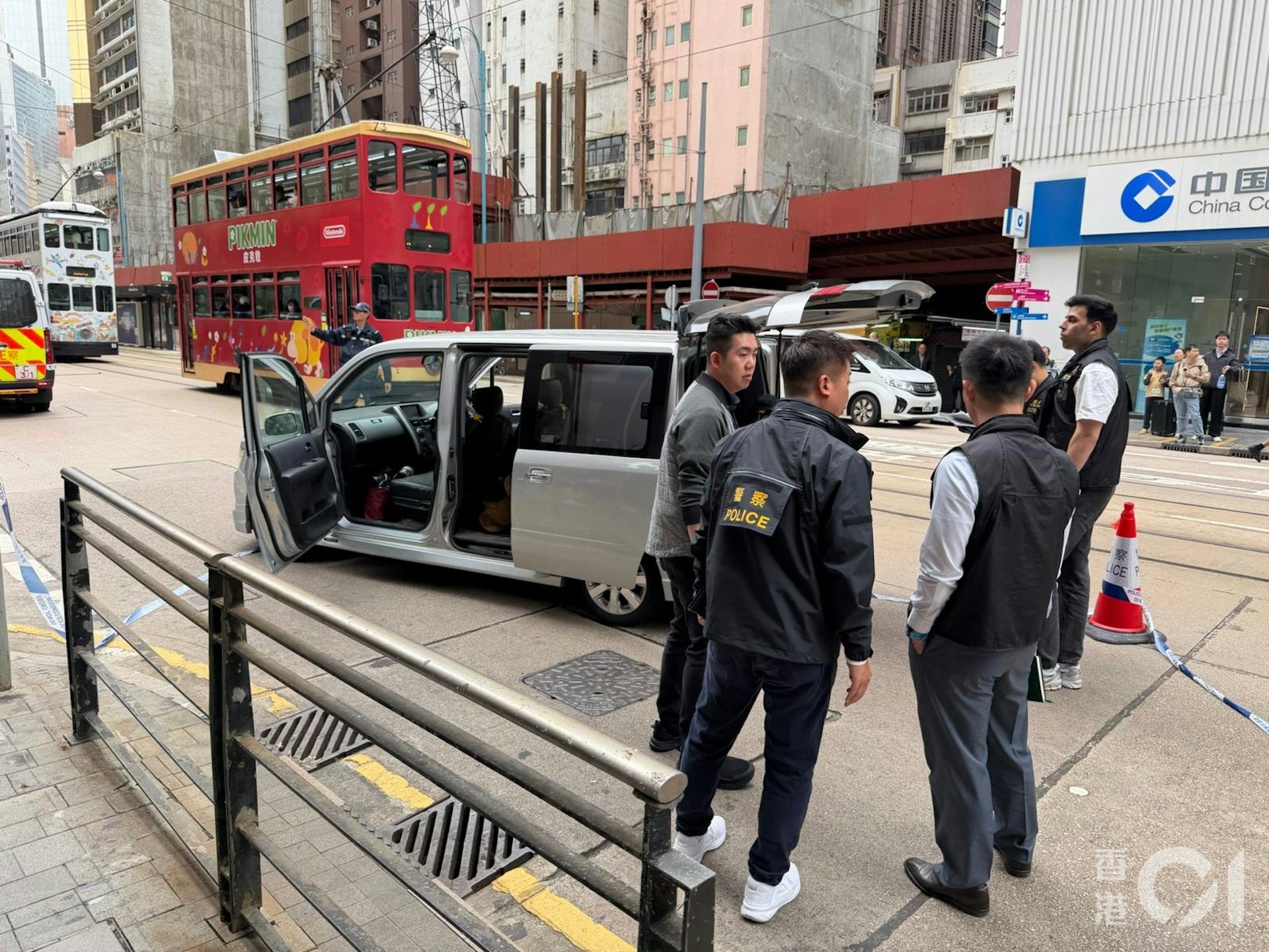 警方在現場截獲一輛銀色七人車。(翁鈺輝攝) 警方在現場截獲一輛銀色七人車。(翁鈺輝攝)