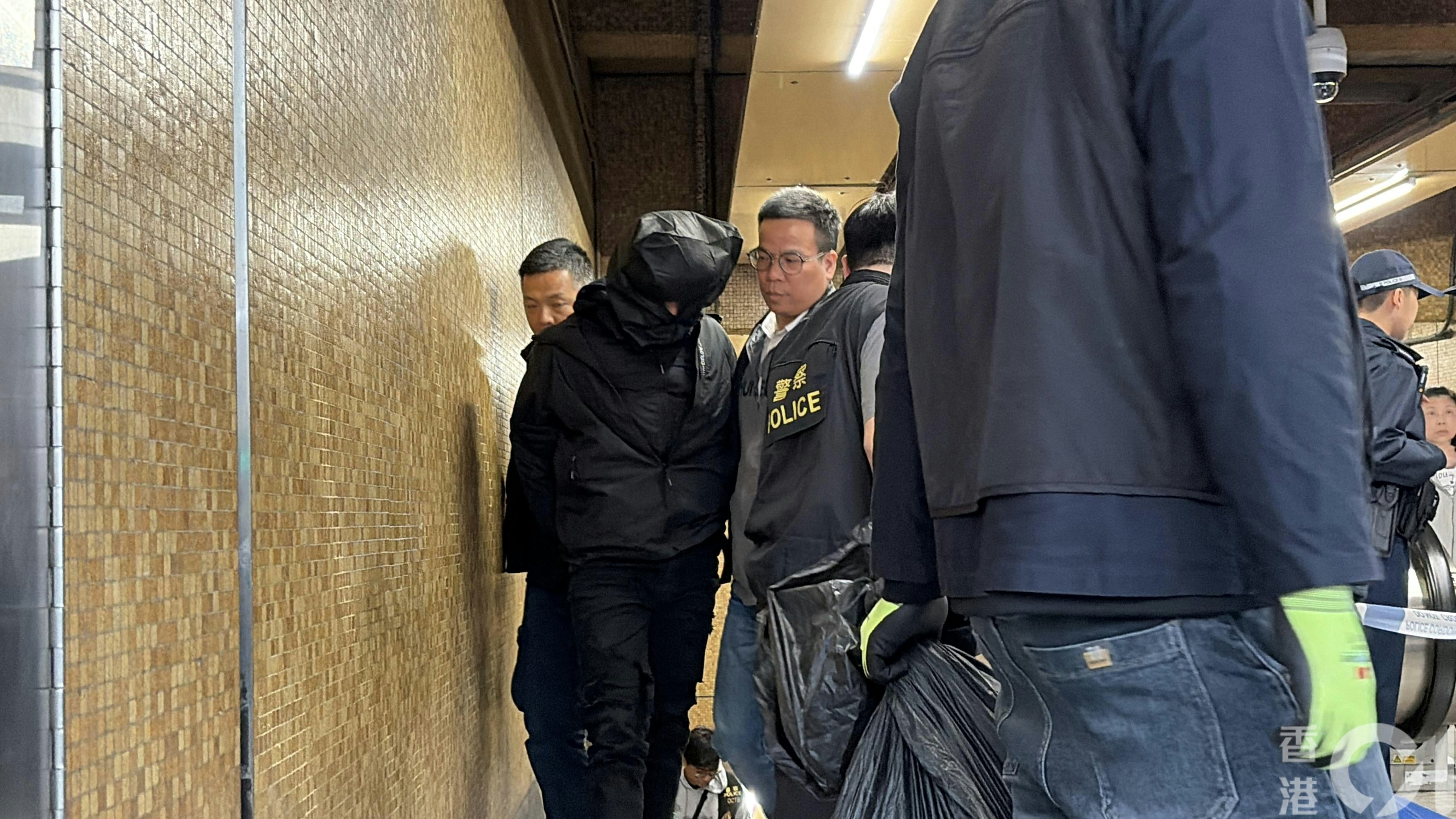 警員帶走被捕人。（黃煦緻攝）