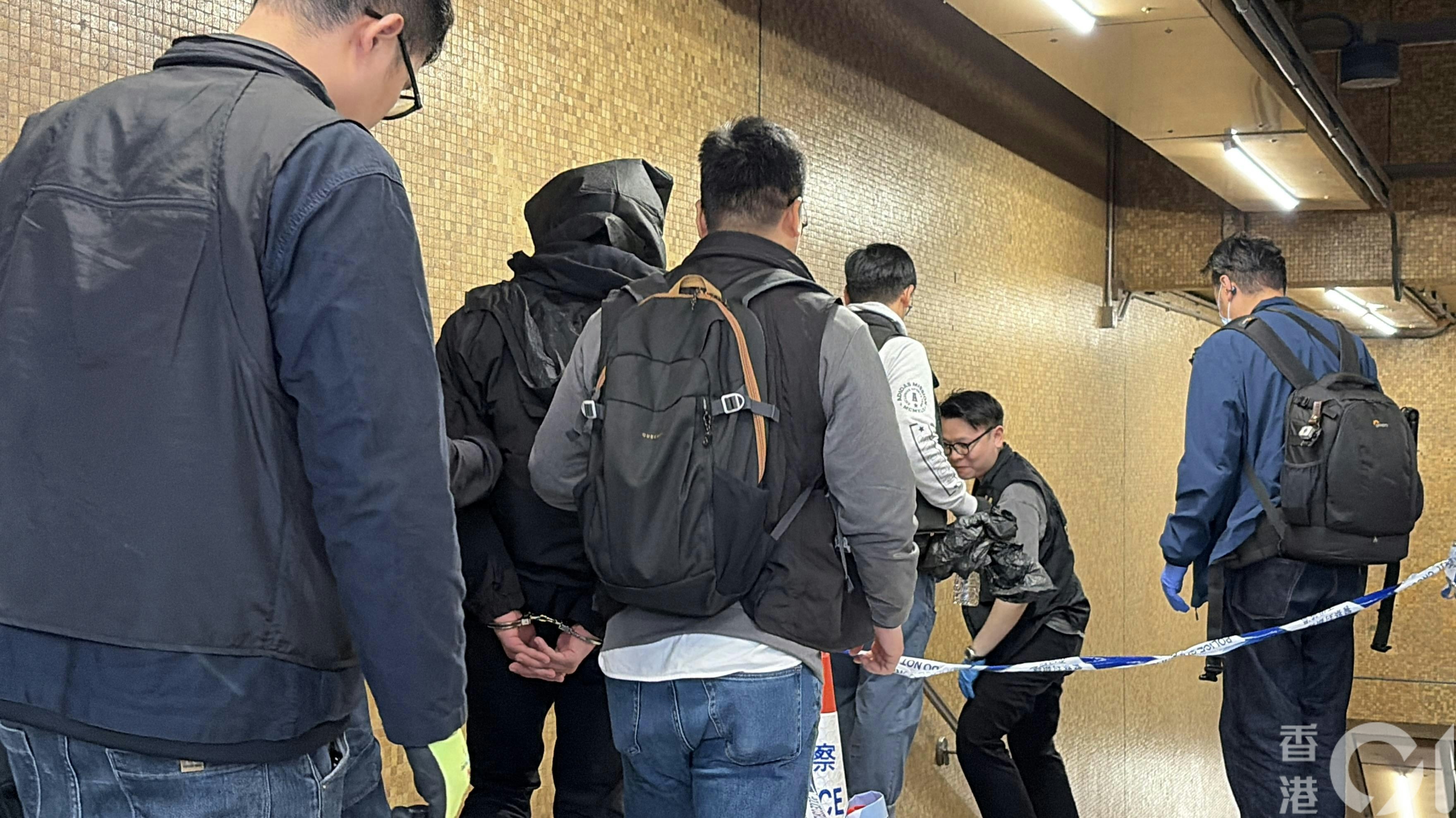 警員帶走被捕人。（黃煦緻攝）