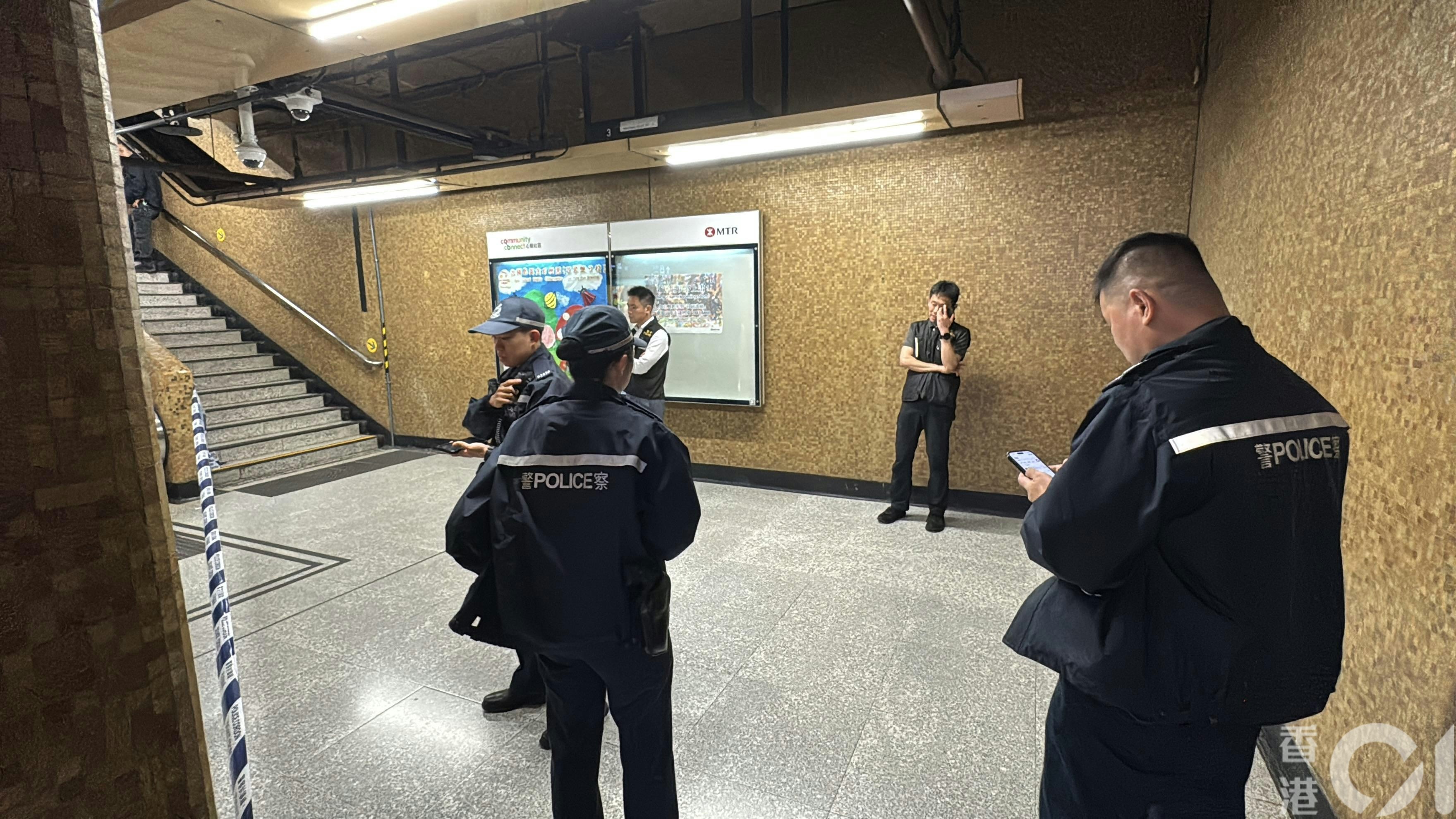 多名警員在現場把守。（翁鈺輝攝）