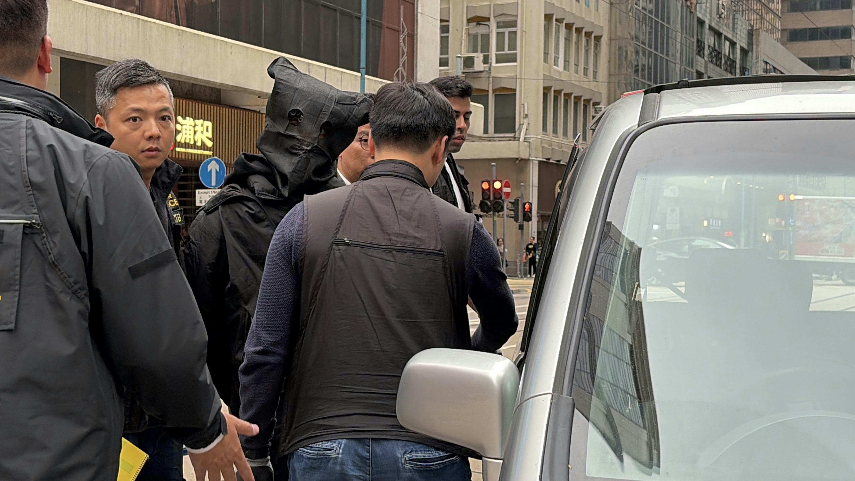 探員押解疑犯到七人車調查。（黃煦緻攝）