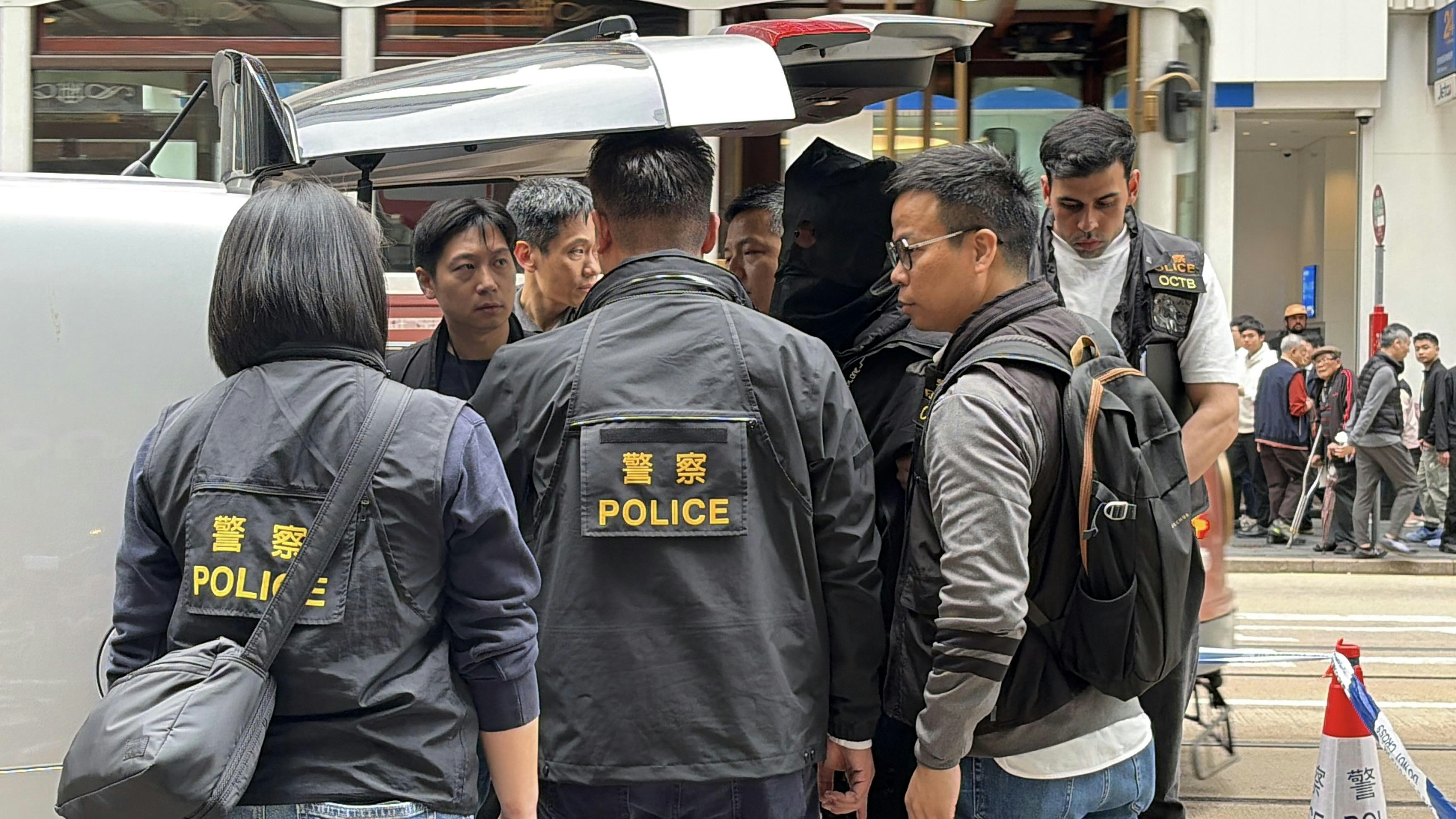 探員押解疑犯到七人車調查。（黃煦緻攝）