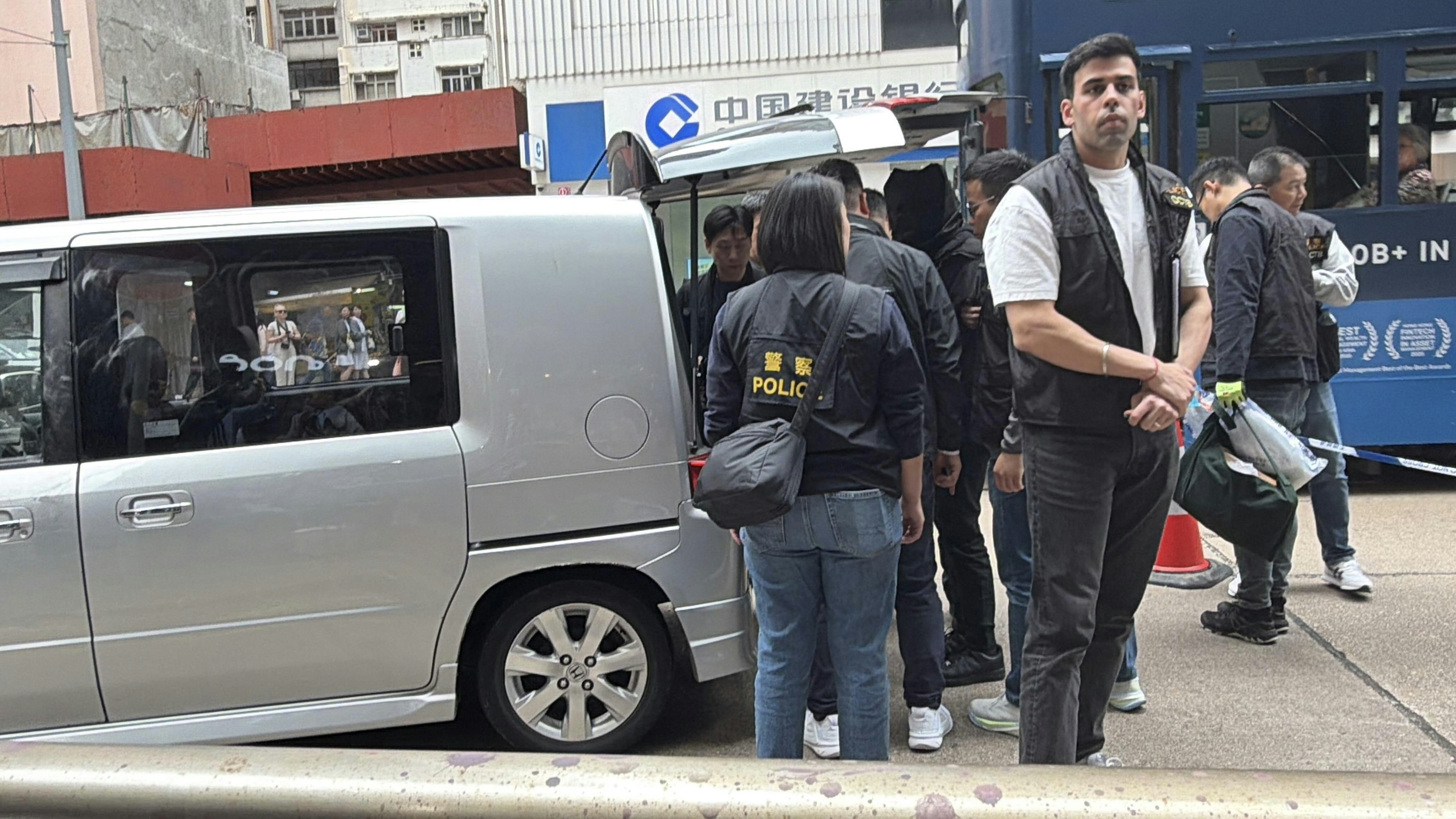 探員押解疑犯到七人車調查。（黃煦緻攝）