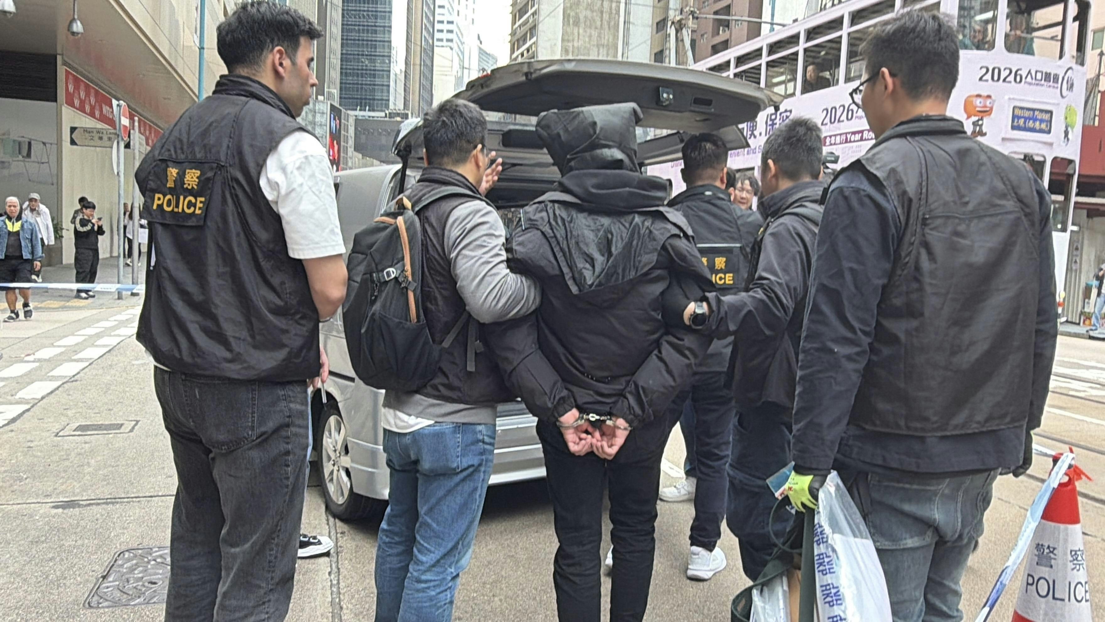 探員押解疑犯到七人車調查。（黃煦緻攝）