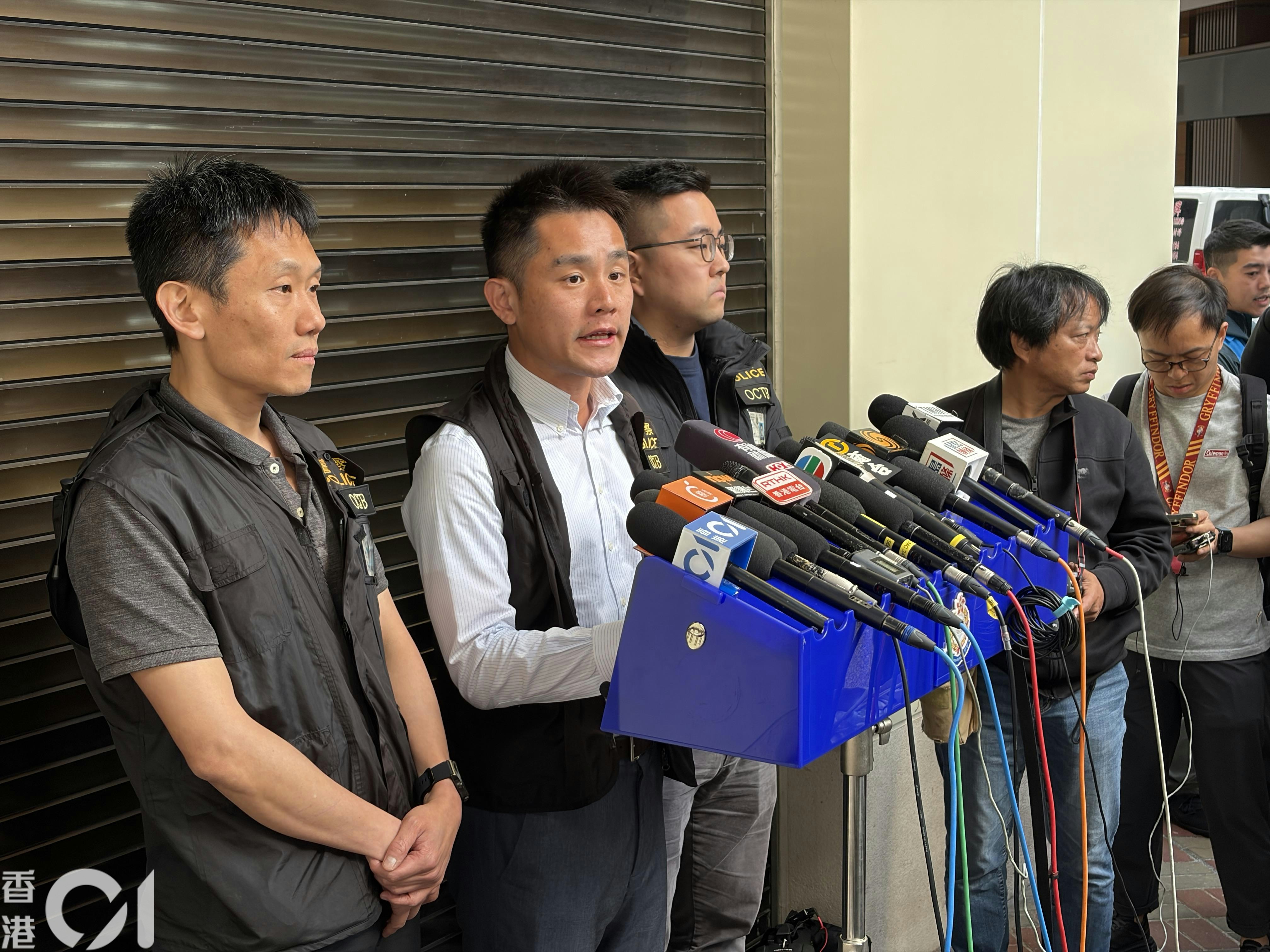 上環有人在找換店將總值1,000萬元的外幣兌換為港元後，在港鐵上環站遇劫，在場埋伏的警員拘捕賊人。有組織罪案及三合會調查科警司盧嘉晉（中）交代案情。（陳浩然攝）