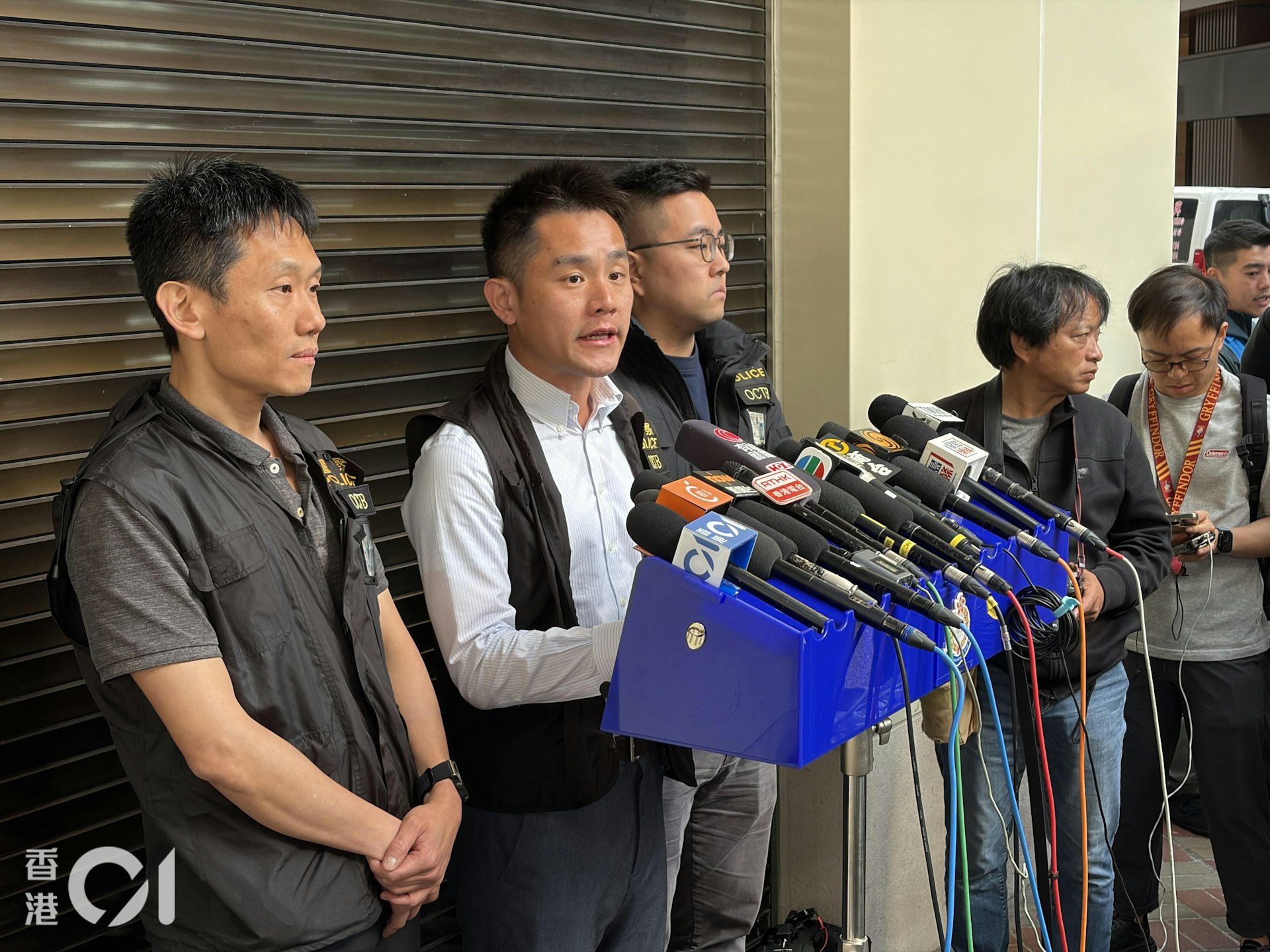 上環有人在找換店將總值1,000萬元的外幣兌換為港元後,在港鐵上環站遇劫,在場埋伏的警員拘捕賊人。有組織罪案及三合會調查科警司盧嘉晉(中)交代案情。(陳浩然攝) 上環有人在找換店將總值1,000萬元的外幣兌換為港元後,在港鐵上環站遇劫,在場埋伏的警員拘捕賊人。有組織罪案及三合會調查科警司盧嘉晉(中)交代案情。(陳浩然攝)