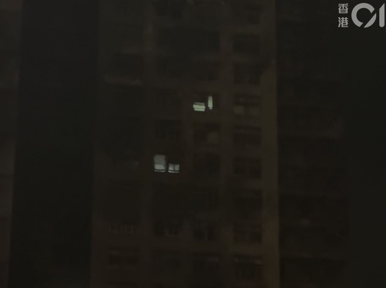早前有附近居民發現，宏福苑宏泰閣及宏昌閣晚上傳出燈光。（居民提供）
