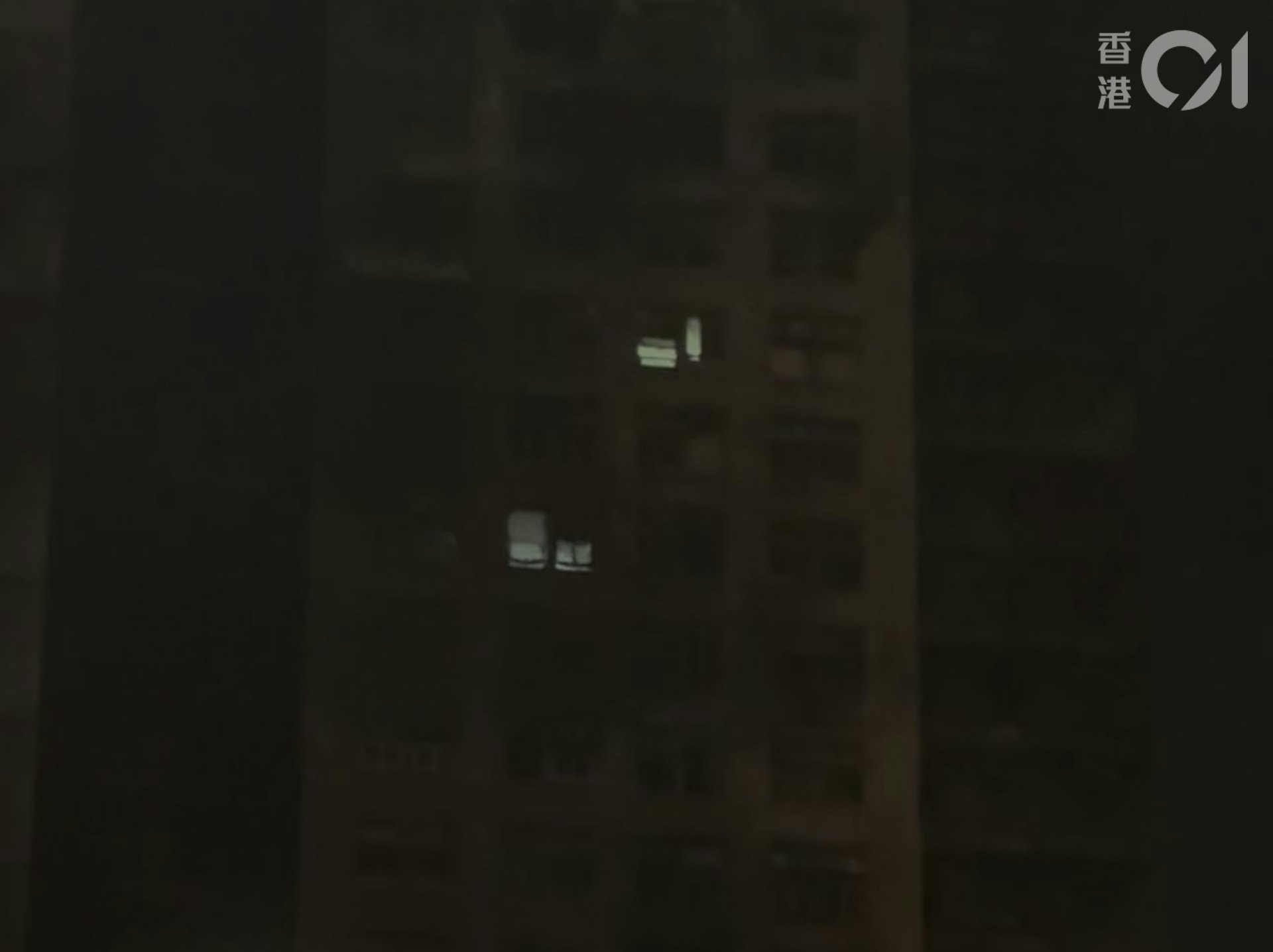 早前有附近居民發現,宏福苑宏泰閣及宏昌閣晚上傳出燈光。(居民提供) 早前有附近居民發現,宏福苑宏泰閣及宏昌閣晚上傳出燈光。(居民提供)