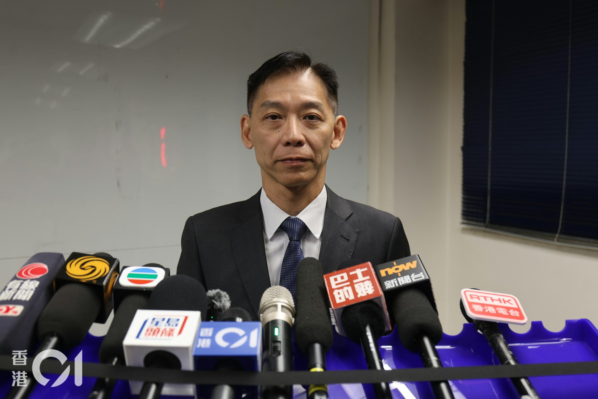 大埔宏福苑大火後,當局安排工人加固單位,有工人涉嫌從宏泰閣單位內盜竊被捕,大埔警區助理指揮官(刑事)警司鍾志強交代案情。(梁偉權攝) 大埔宏福苑大火後,當局安排工人加固單位,有工人涉嫌從宏泰閣單位內盜竊被捕,大埔警區助理指揮官(刑事)警司鍾志強交代案情。(梁偉權攝)