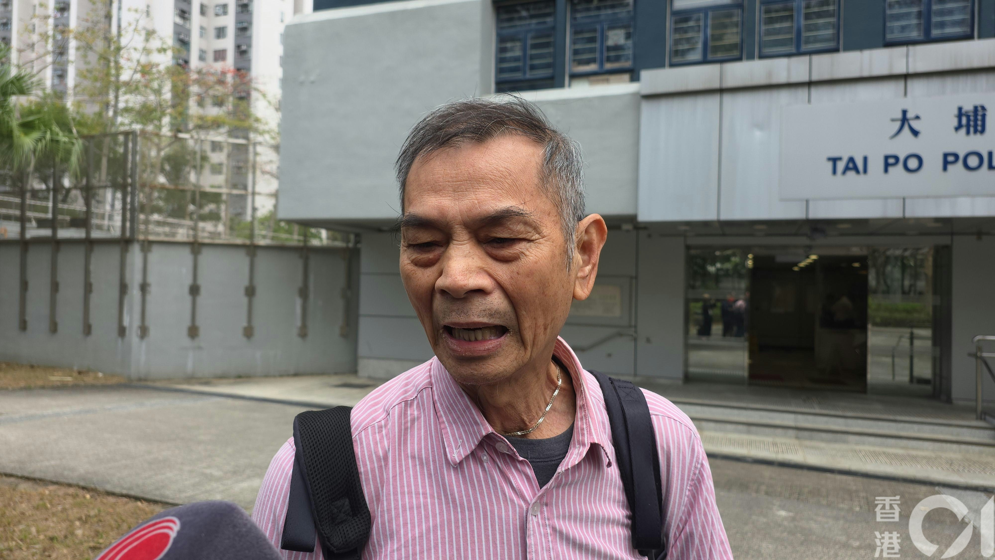 宏福苑居民陳先生對於有工人盜去居民財物感到痛心:「我哋淚已經無,流到無!」(黃偉民攝) 宏福苑居民陳先生對於有工人盜去居民財物感到痛心:「我哋淚已經無,流到無!」(黃偉民攝)