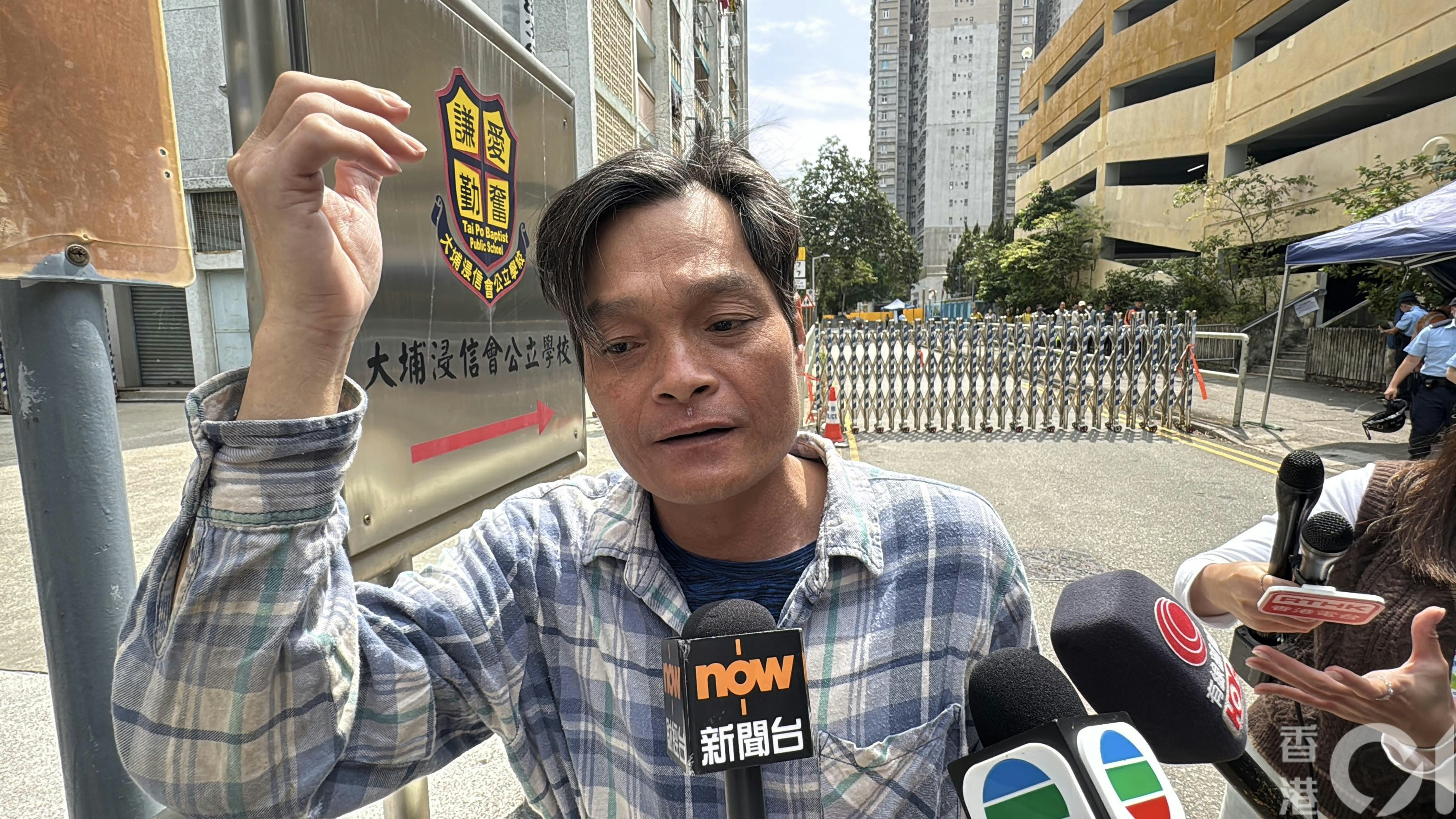 有工人亦理解措施,指只需登記身份證,工作崗位及工作內容等,認為「(案件發生後)都係要咁樣做架喇,唔麻煩。」(翁鈺輝攝) 有工人亦理解措施,指只需登記身份證,工作崗位及工作內容等,認為「(案件發生後)都係要咁樣做架喇,唔麻煩。」(翁鈺輝攝)