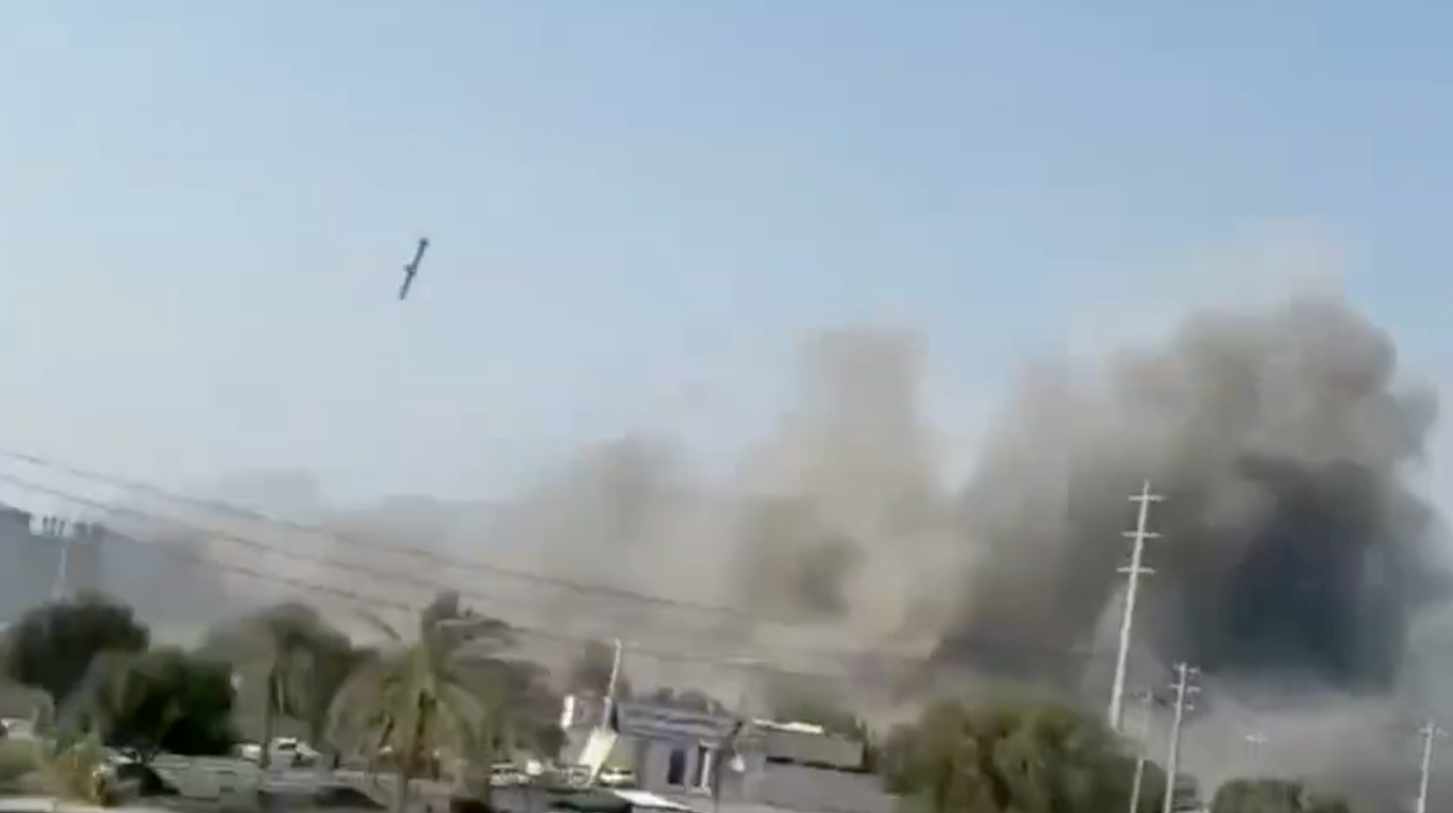 伊朗媒體邁赫爾通訊社（Mehr News Agency）2026年3月8日上傳位於伊朗南部米納布市（Minab）小學遇襲相關的影片，片中一枚導彈擊中校旁的伊朗海軍基地。（X@AryJeay）