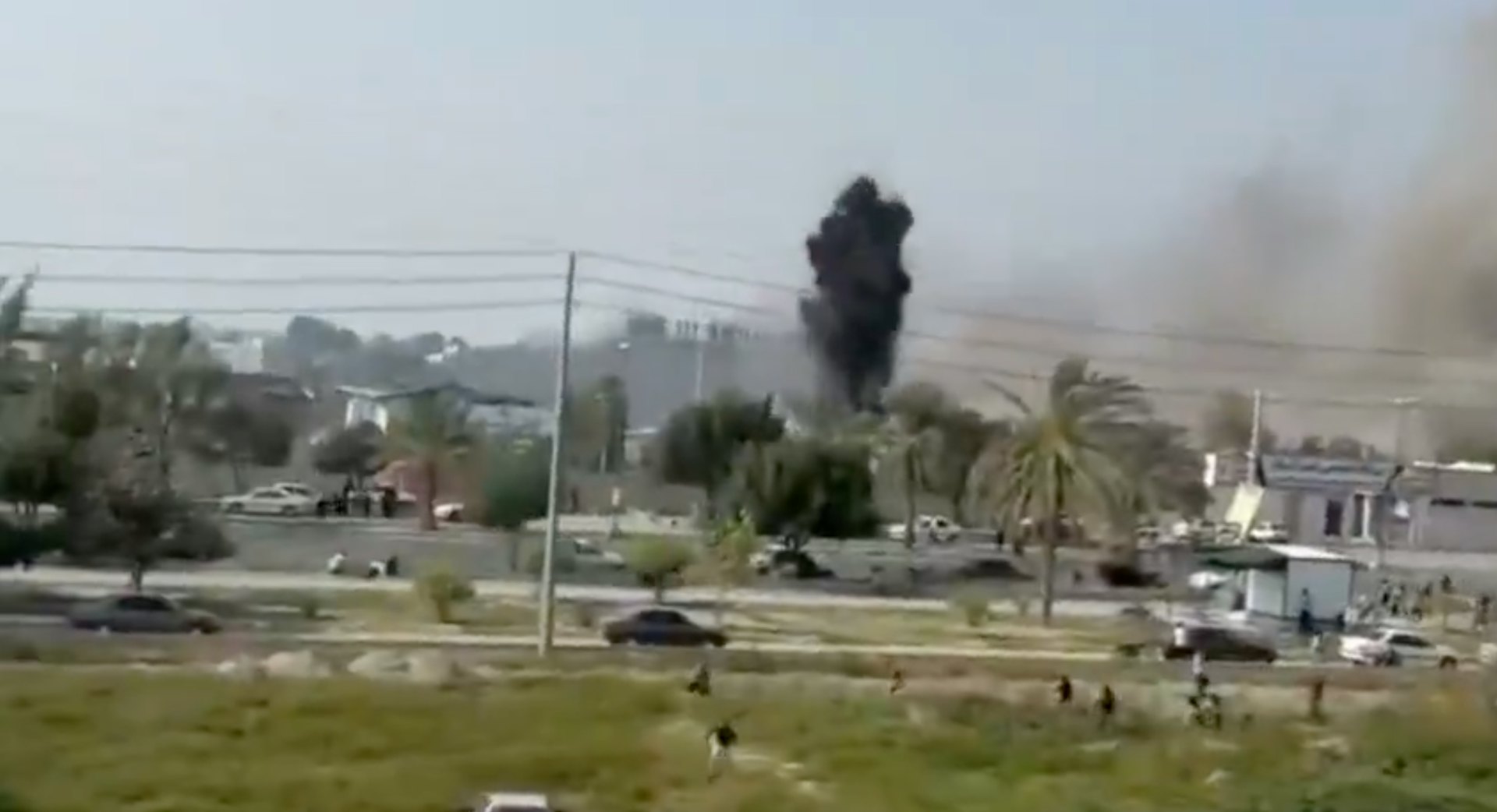 伊朗媒體邁赫爾通訊社(Mehr News Agency)2026年3月8日上傳位於伊朗南部米納布市(Minab)小學遇襲相關的影片,片中一枚導彈擊中校旁的伊朗海軍基地。(X@AryJeay) 伊朗媒體邁赫爾通訊社(Mehr News Agency)2026年3月8日上傳位於伊朗南部米納布市(Minab)小學遇襲相關的影片,片中一枚導彈擊中校旁的伊朗海軍基地。(X@AryJeay)