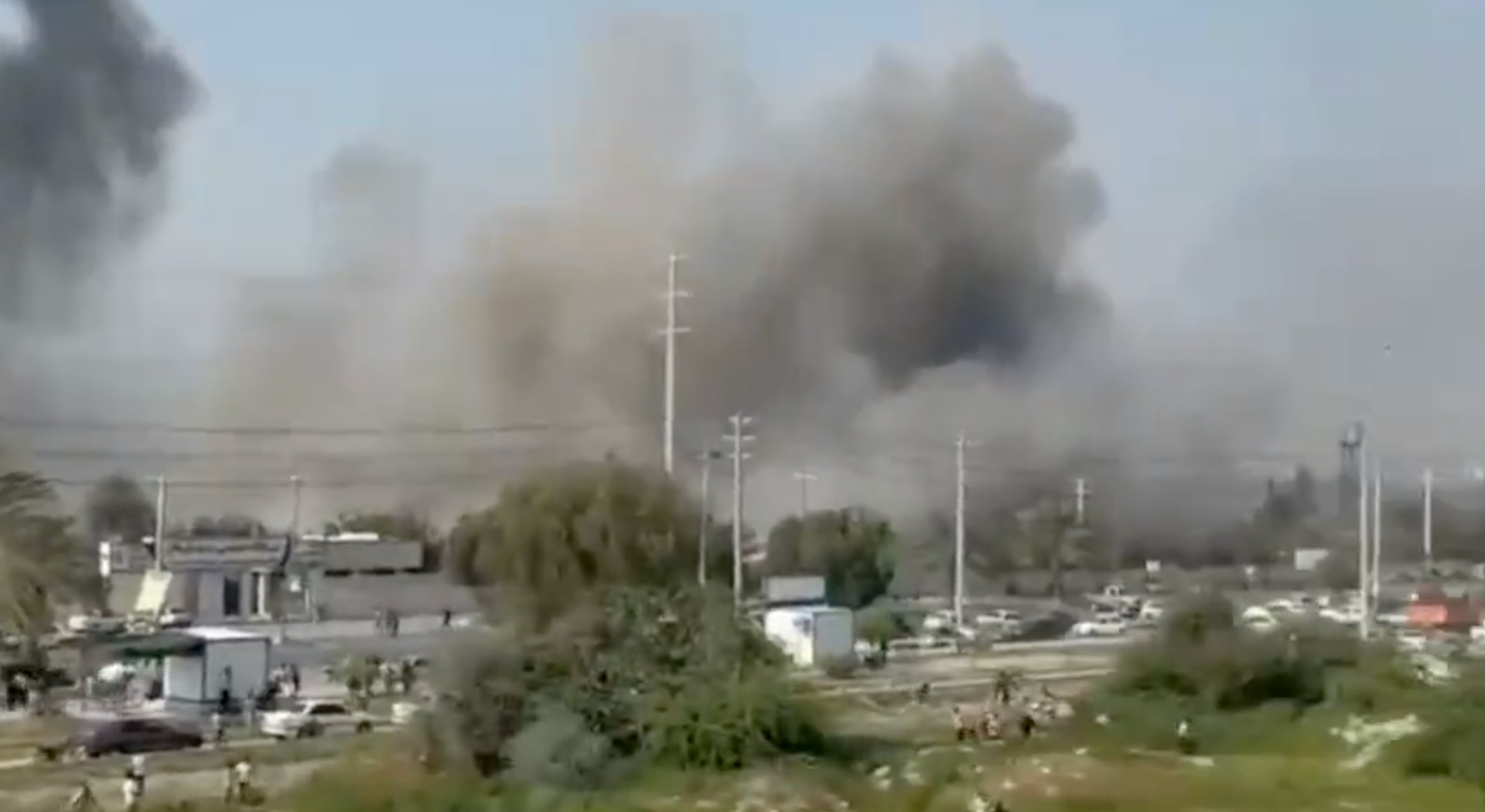 伊朗媒體邁赫爾通訊社(Mehr News Agency)2026年3月8日上傳位於伊朗南部米納布市(Minab)小學遇襲相關的影片,片中一枚導彈擊中校旁的伊朗海軍基地。(X@AryJeay) 伊朗媒體邁赫爾通訊社(Mehr News Agency)2026年3月8日上傳位於伊朗南部米納布市(Minab)小學遇襲相關的影片,片中一枚導彈擊中校旁的伊朗海軍基地。(X@AryJeay)