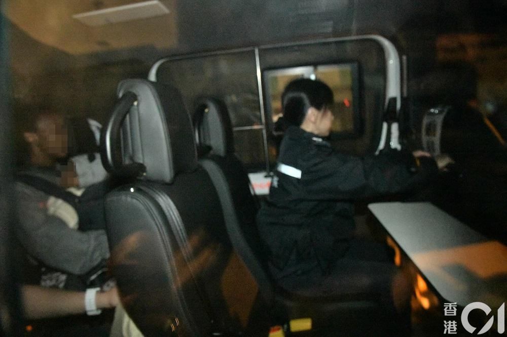 警方帶走3母子，當中母親涉嫌「疏忽照顧兒童」被捕。