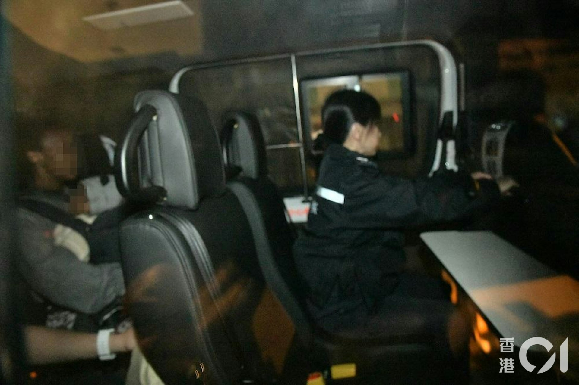 警方帶走3母子,當中母親涉嫌「疏忽照顧兒童」被捕。