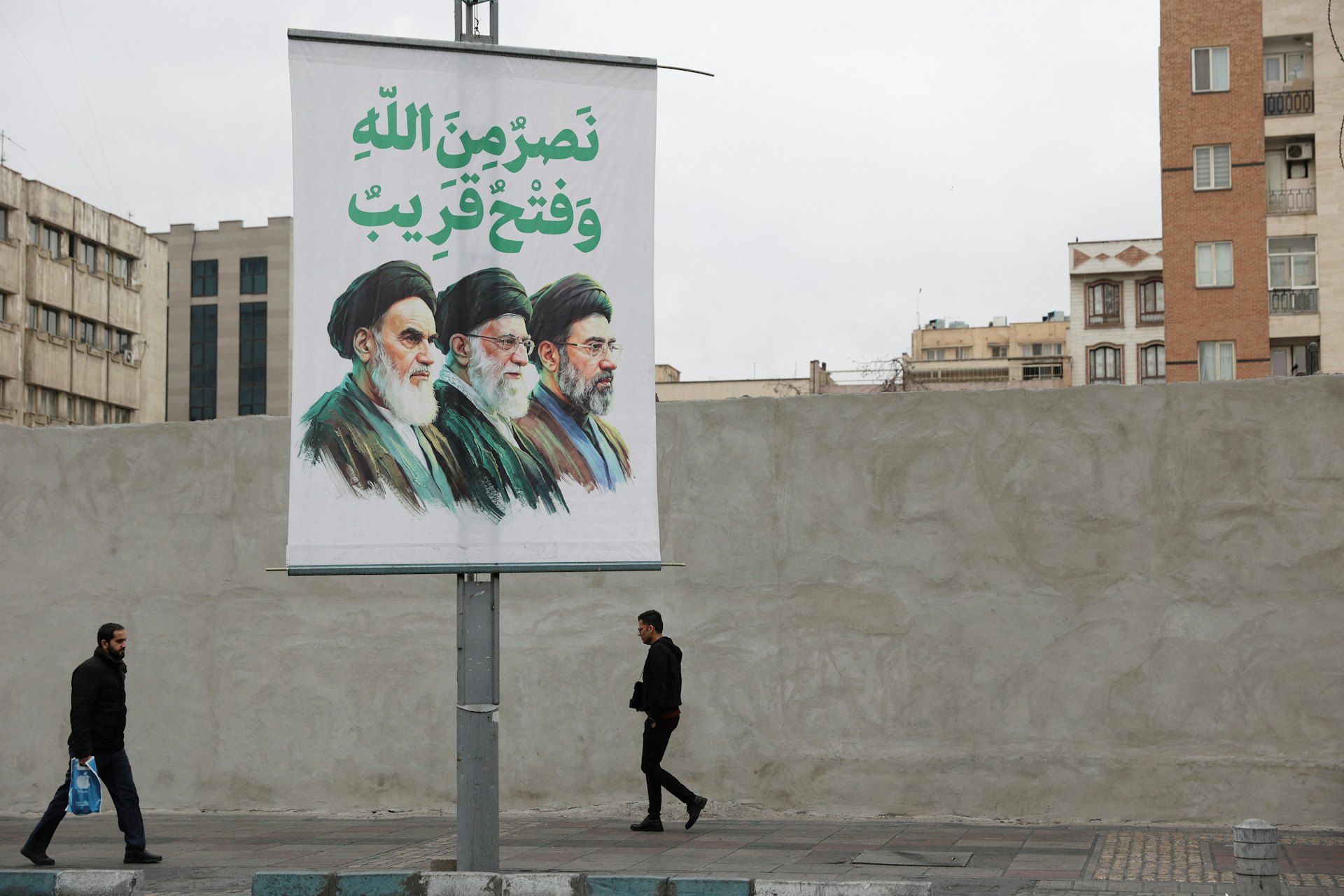 圖為2026年3月10日,伊朗首都德黑蘭街頭的橫額,繪有伊朗新任最高領袖穆傑塔巴(Mojtaba Khamenei)、已故最高領袖哈梅內伊(Ali Khamenei)和已故最高領袖霍梅尼(Ruhollah Khomeini)的肖像。 (Majid Asgaripour/WANA (West Asia News Agency) via REUTERS)