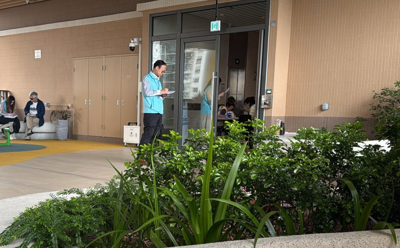 解說專隊在洪水橋樂翹樓設服務站。（宏福苑居民提供圖片）