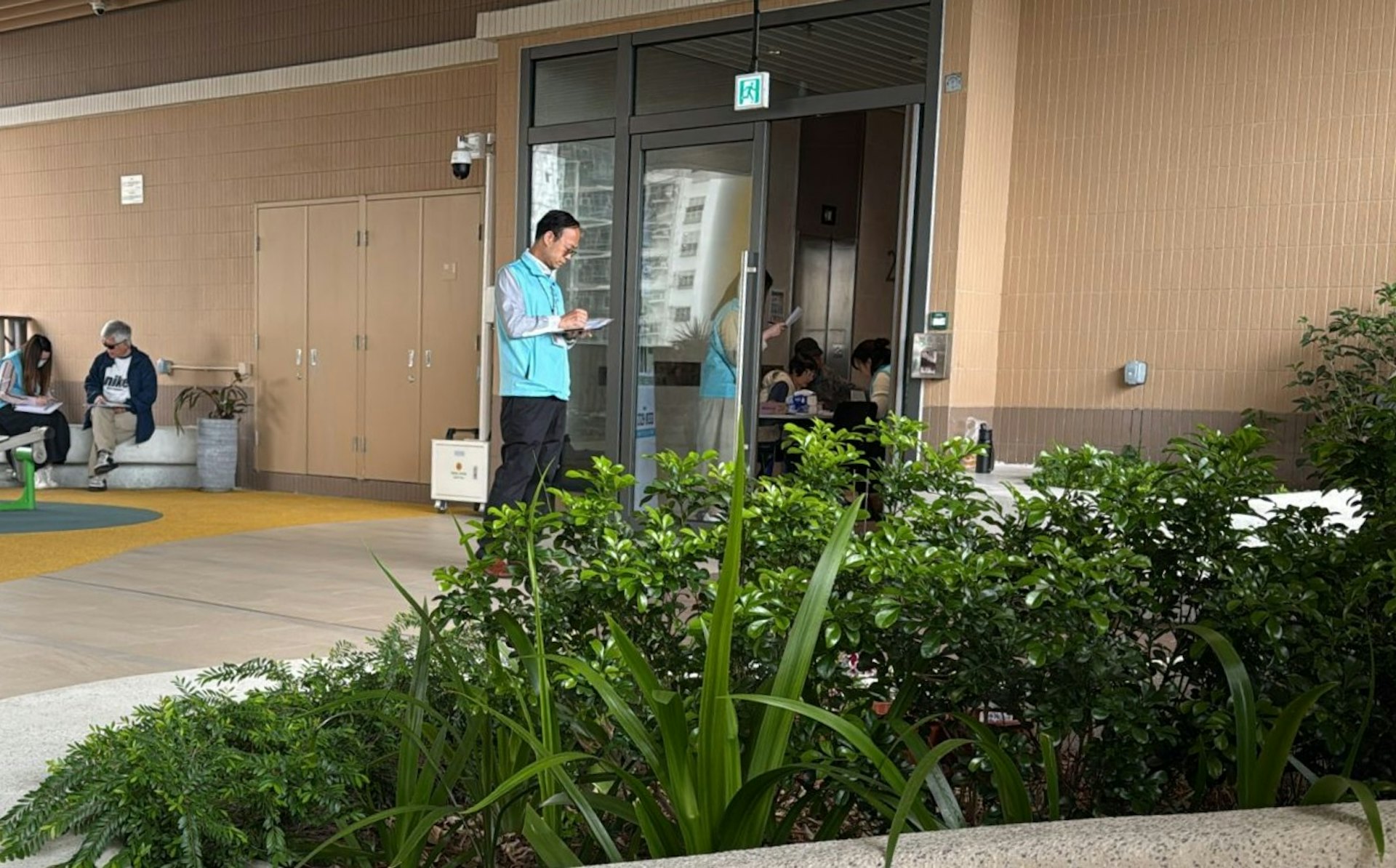 解說專隊在洪水橋樂翹樓設服務站。(宏福苑居民提供) 解說專隊在洪水橋樂翹樓設服務站。(宏福苑居民提供)