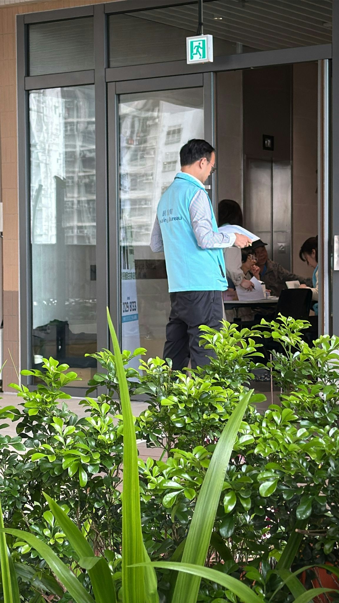 解說專隊在洪水橋樂翹樓設服務站。（宏福苑居民提供）