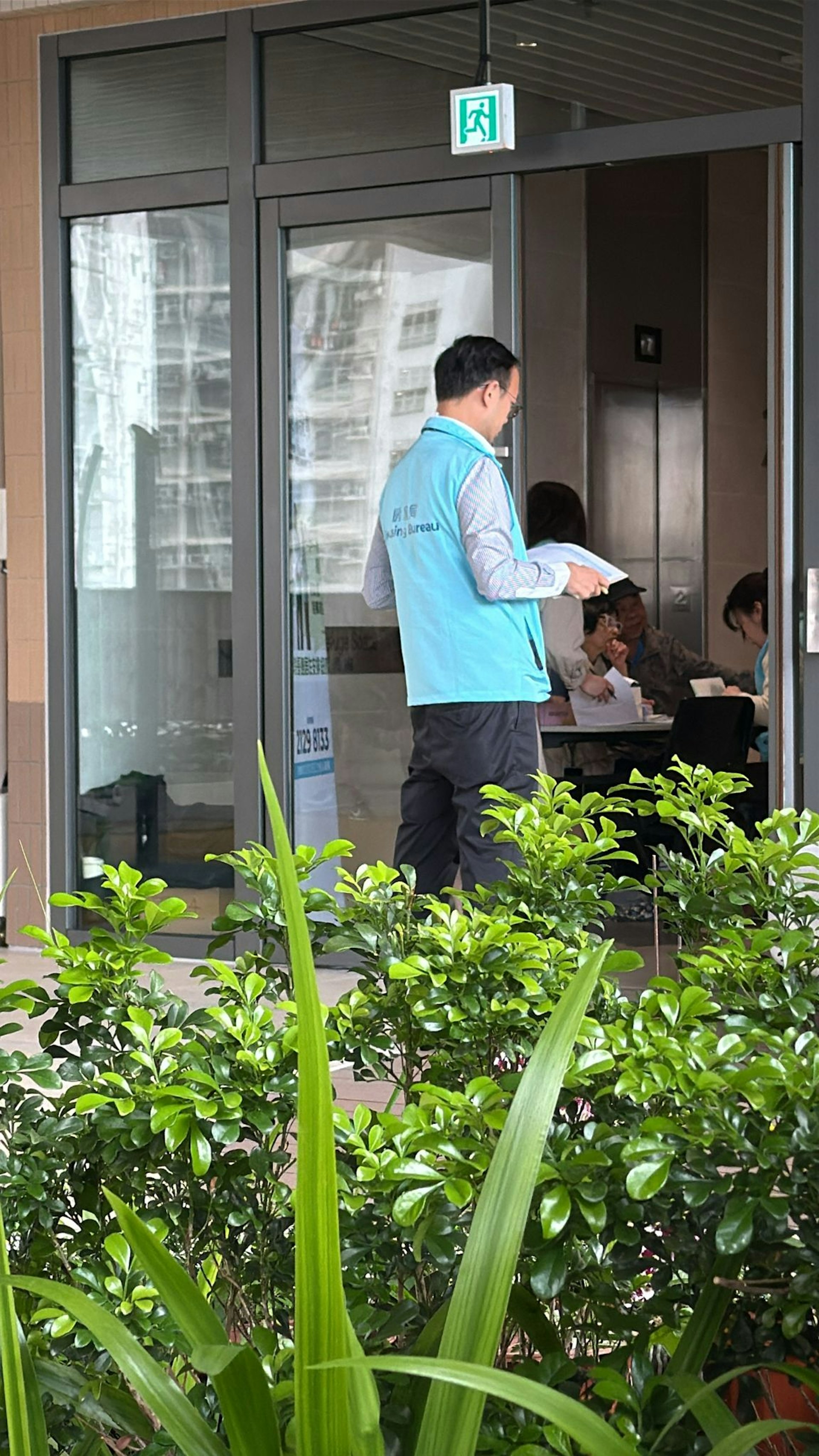 解說專隊在洪水橋樂翹樓設服務站。(宏福苑居民提供) 解說專隊在洪水橋樂翹樓設服務站。(宏福苑居民提供)