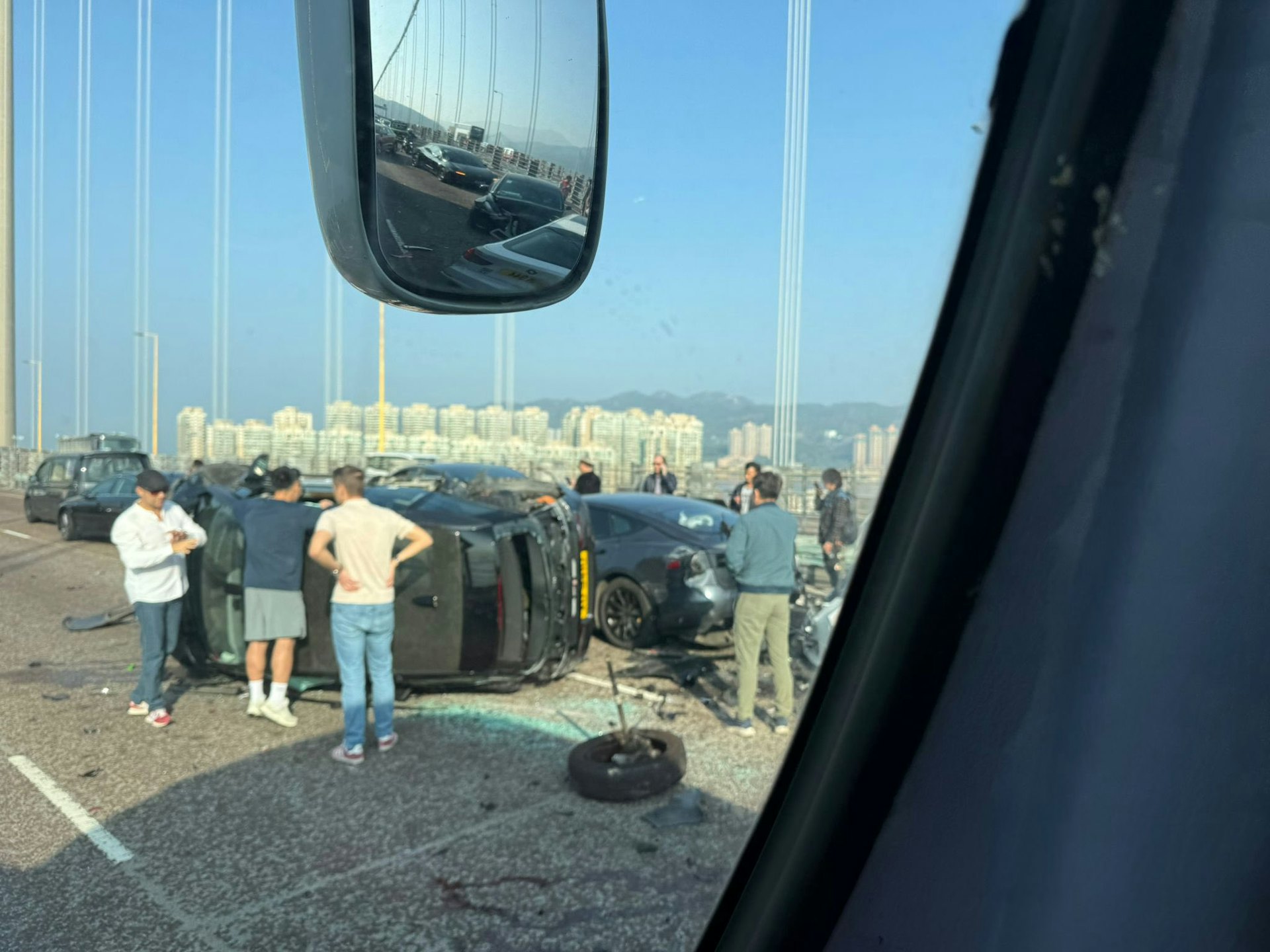 有車胎飛脫,車窗玻璃散落一地。(網上圖片)