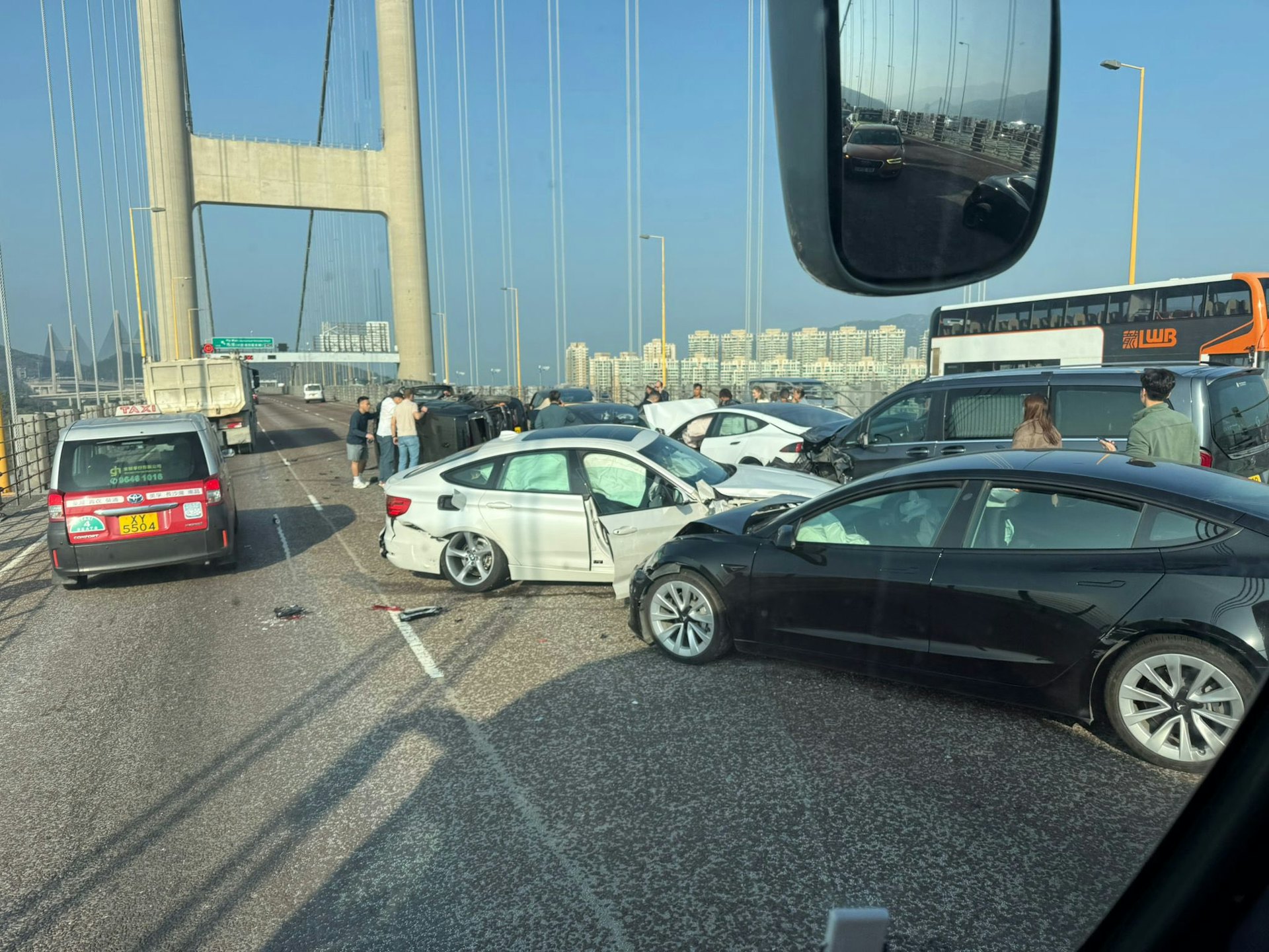 白色私家車撞至調頭,司機位車門被撞毀。(網上圖片)