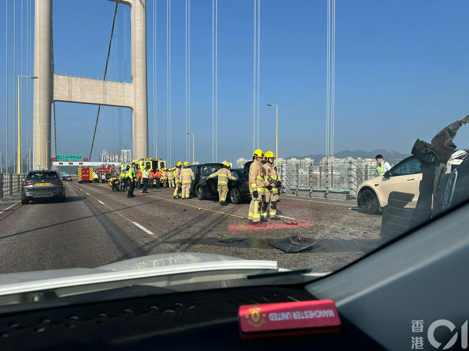 現場可見，玻璃散滿一地，消防在場救援。（讀者Derek提供）