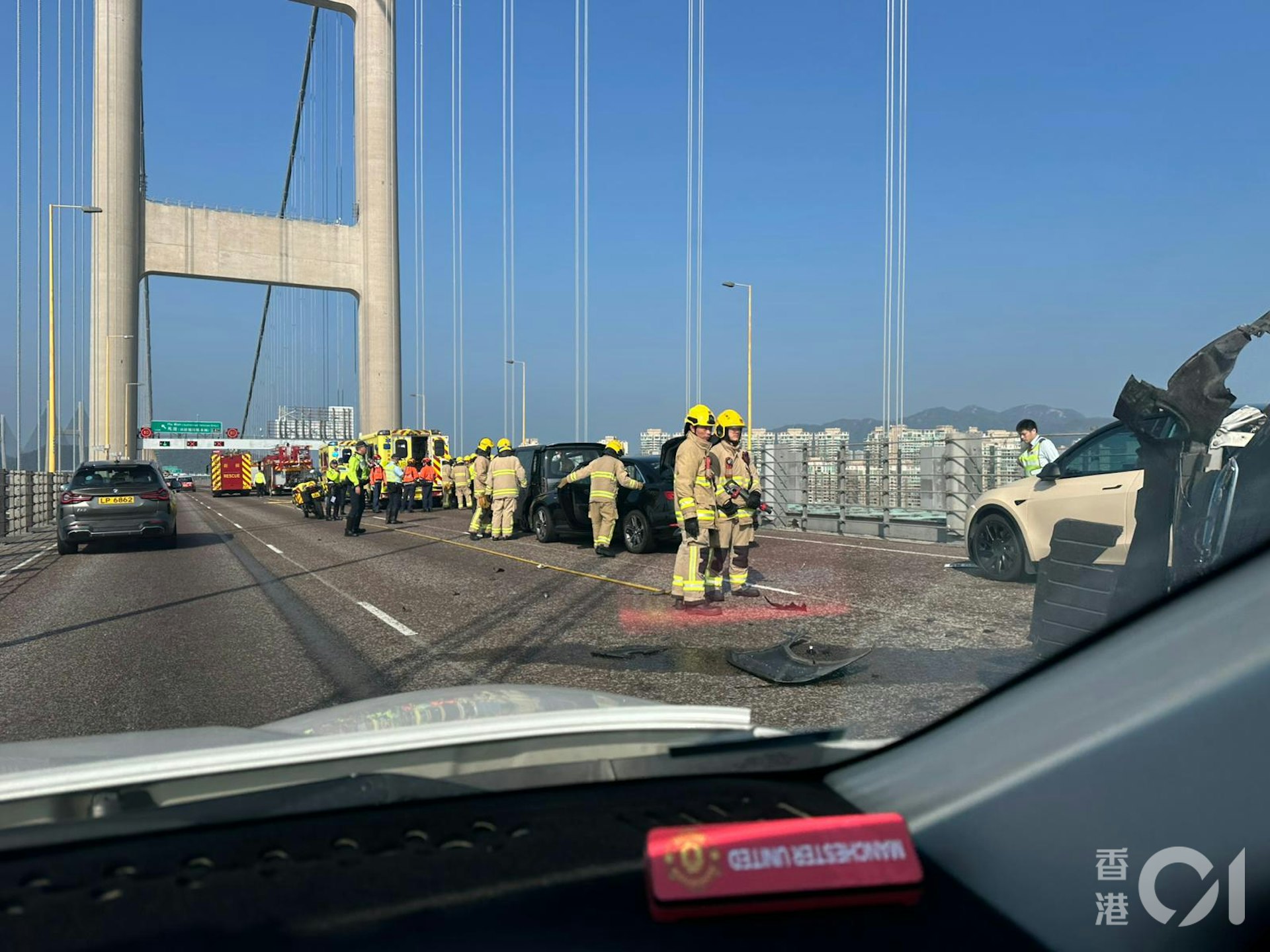 現場可見,玻璃散滿一地,消防在場救援。(讀者Derek提供)