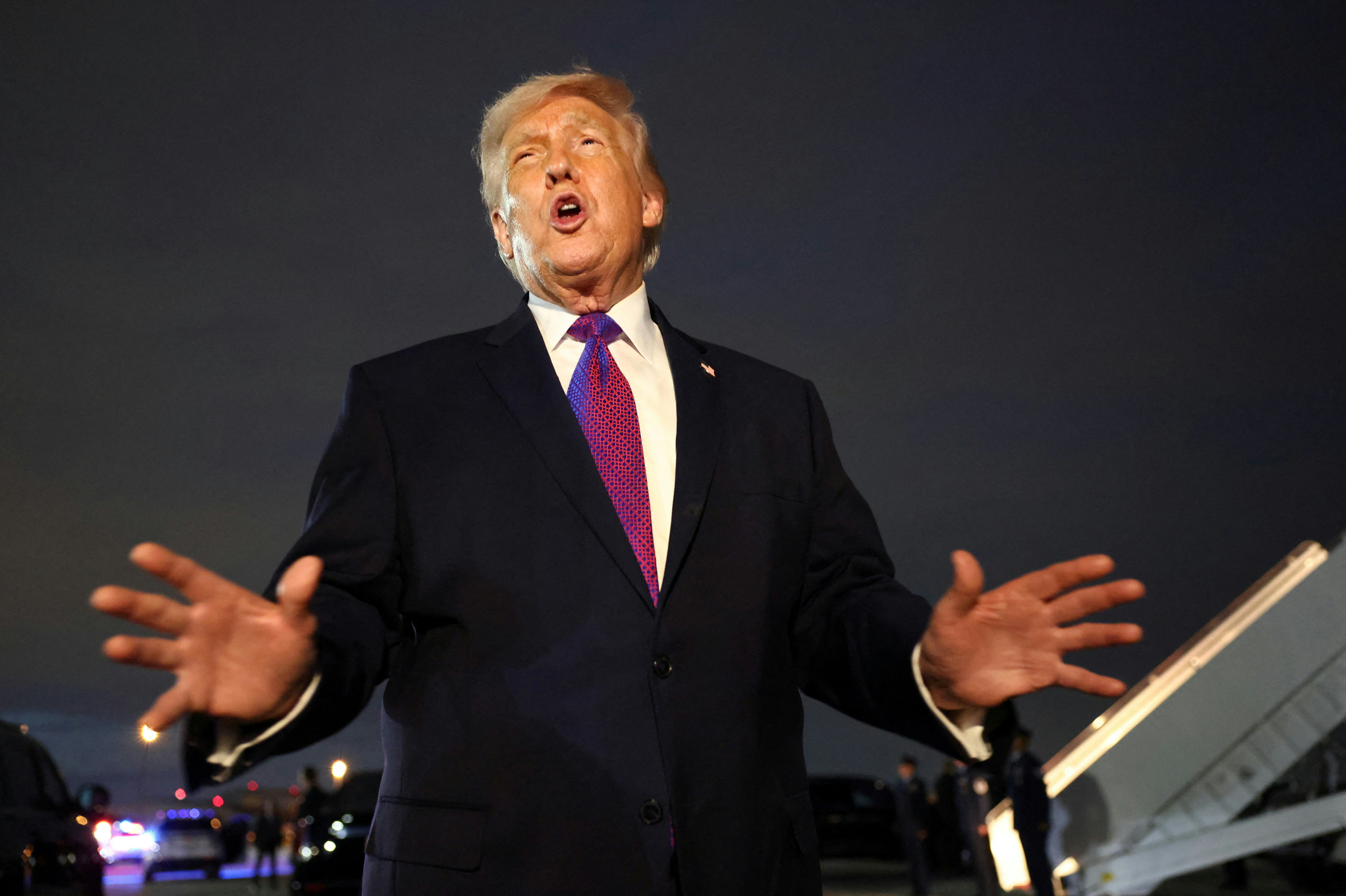 2026年3月11日，美國總統特朗普抵達美國馬裡蘭州安德魯斯聯合基地後接受媒體採訪。 （Reuters）