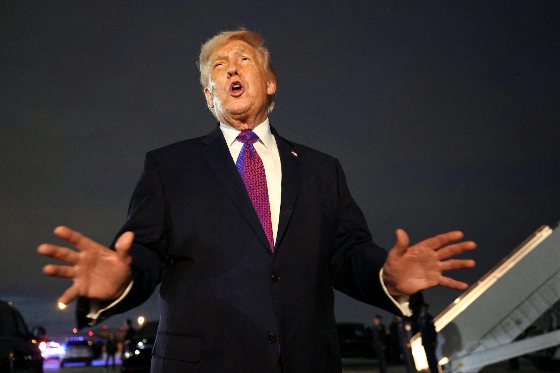 2026年3月11日,美國總統特朗普抵達美國馬裡蘭州安德魯斯聯合基地後接受媒體採訪。 (Reuters) 2026年3月11日,美國總統特朗普抵達美國馬裡蘭州安德魯斯聯合基地後接受媒體採訪。 (Reuters)