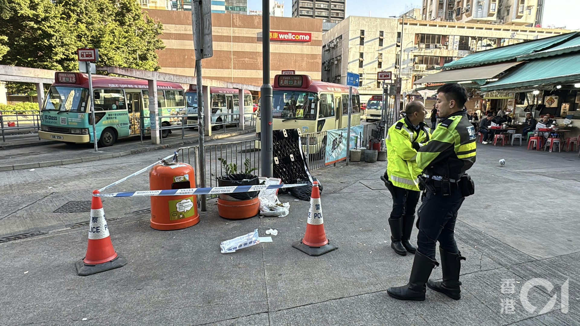 警員圍封案中垃圾桶。(翁鈺輝攝)