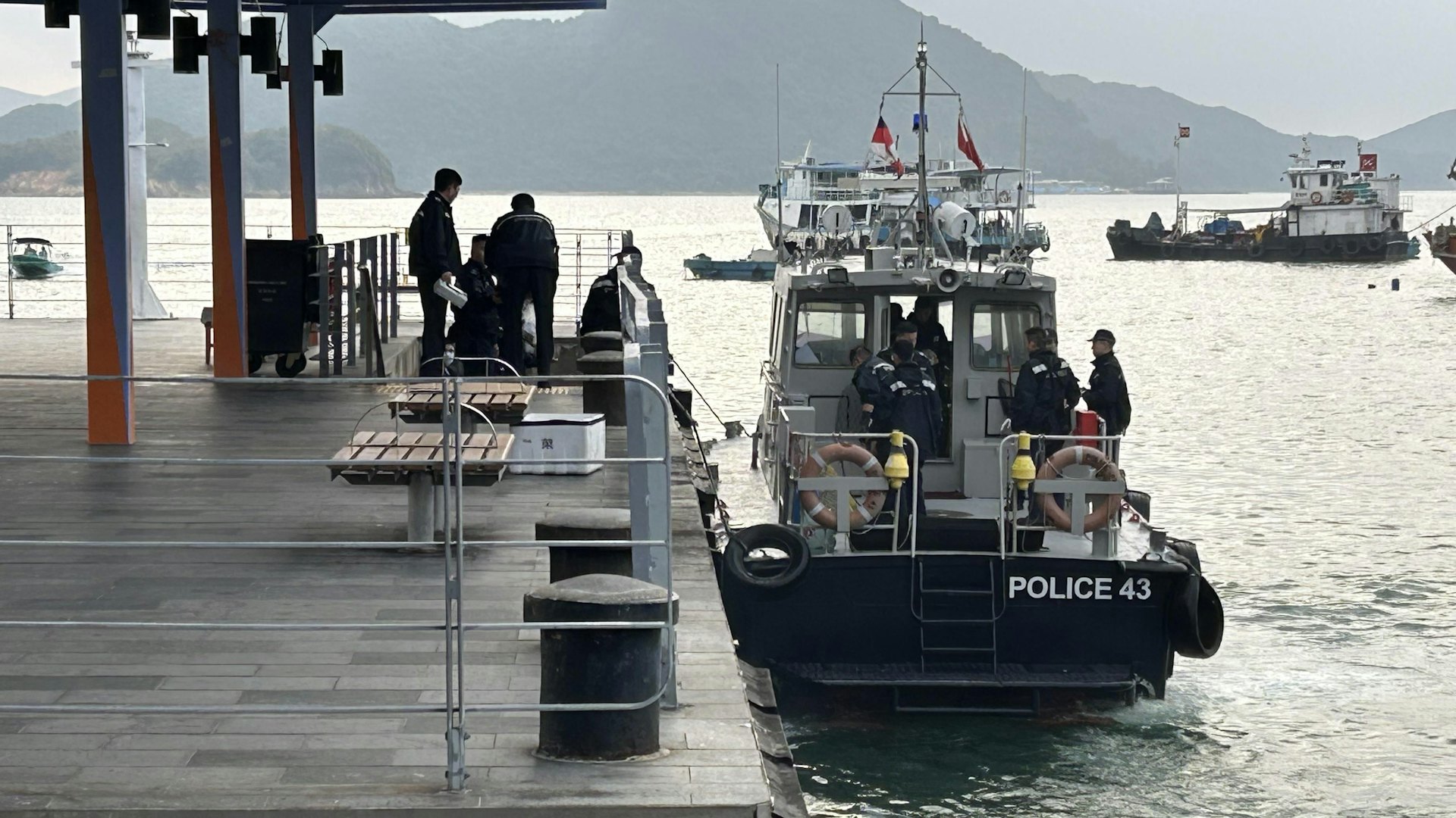 水警輪在現場協助搜救。