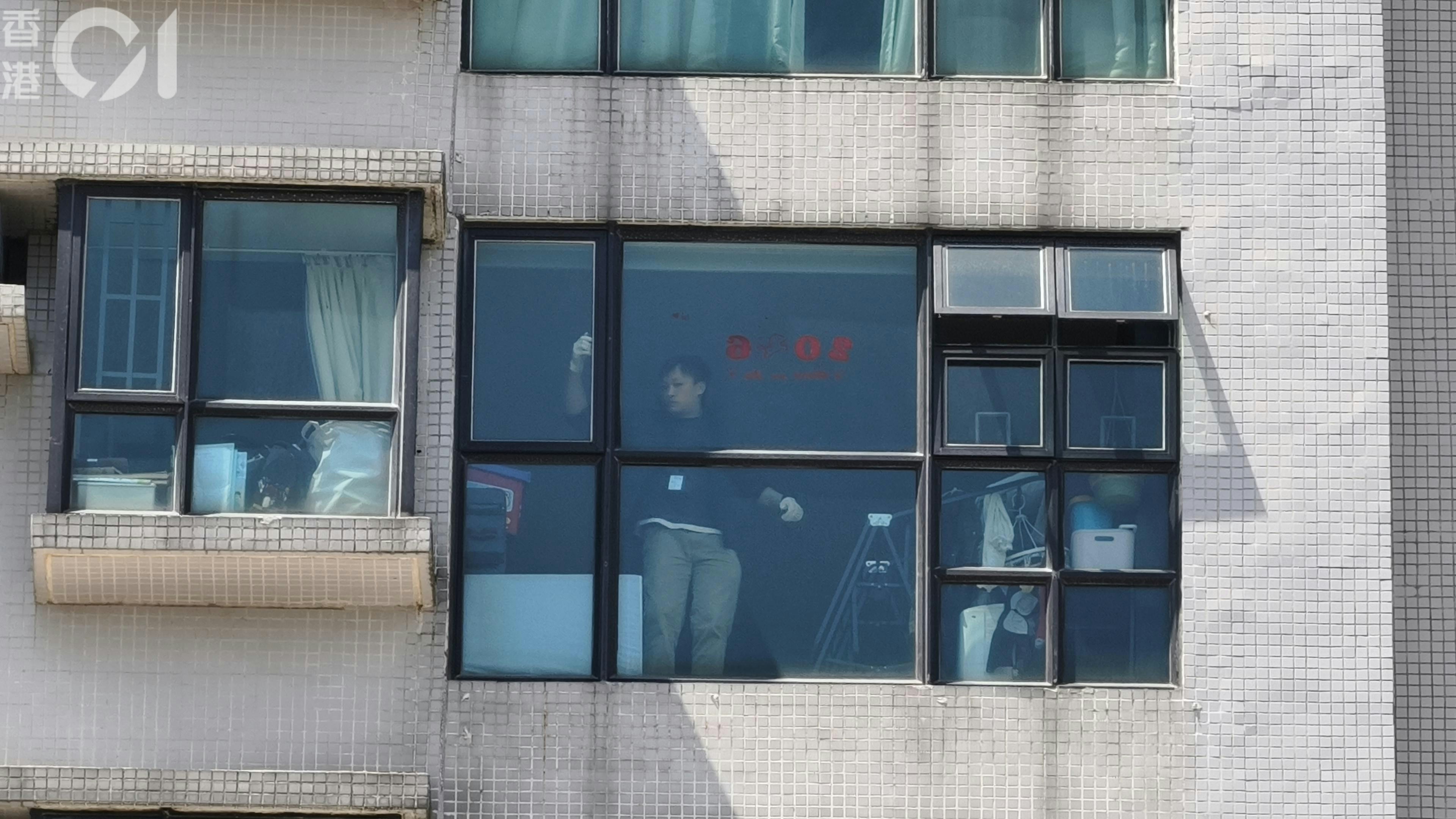 人員在涉事單位取證。(黃學潤攝)