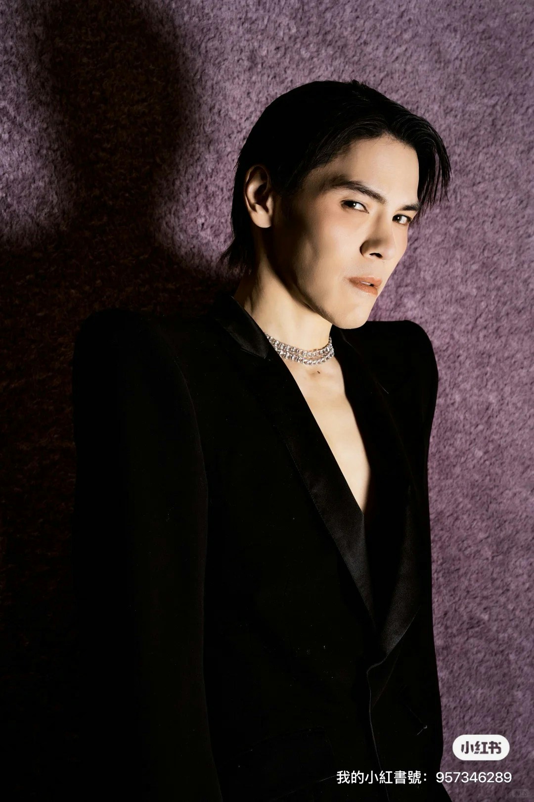 向佐突然失控飞踢主持人头部影片被疯传网民批：没品没德没教养