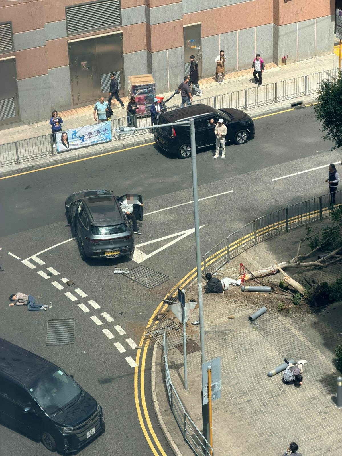 臨興街車禍多人受傷倒地。(網上圖片)