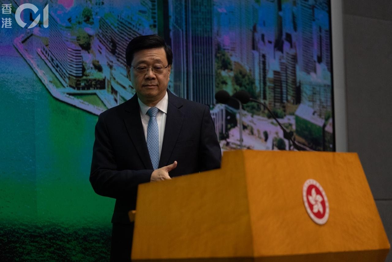 3月17日，行政長官李家超出席行政會議前見傳媒。（梁鵬威攝）