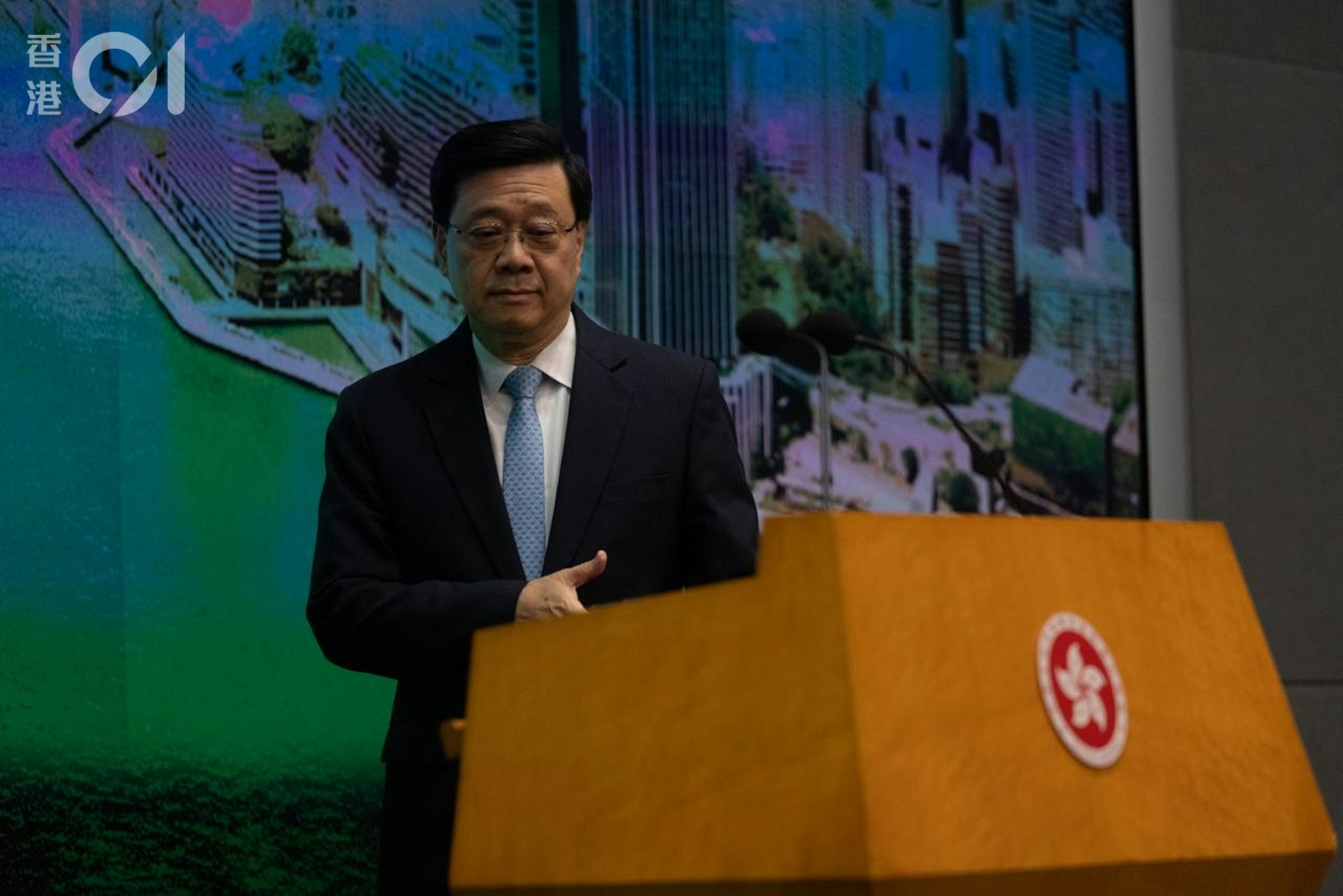 3月17日,行政長官李家超出席行政會議前見傳媒。(梁鵬威攝) 3月17日,行政長官李家超出席行政會議前見傳媒。(梁鵬威攝)