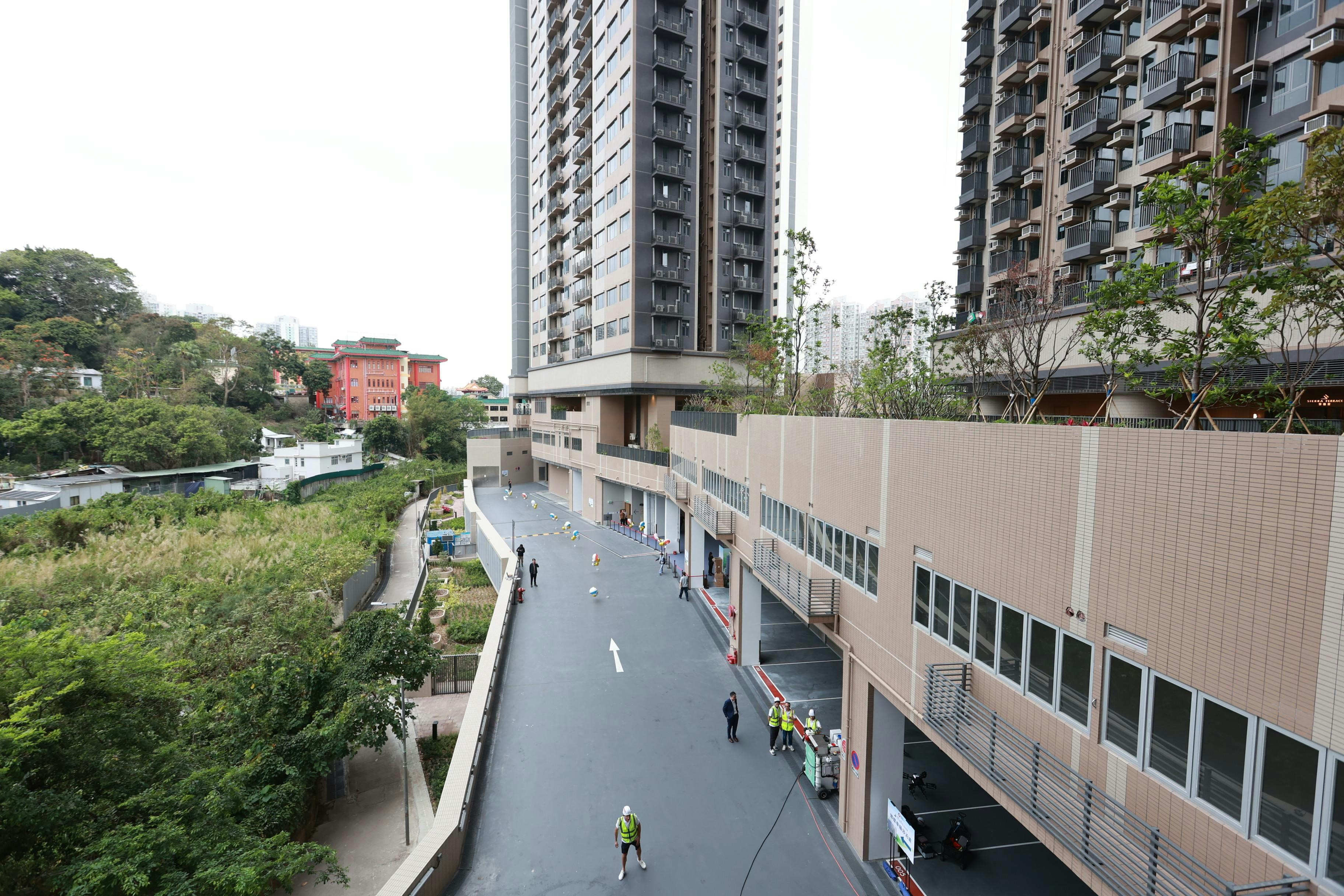 去年7月落成的房協專用安置屋邨「樂嶺都匯」，其資助出售項目「樂嶺軒」今個月內開始交樓。（葉志明攝）