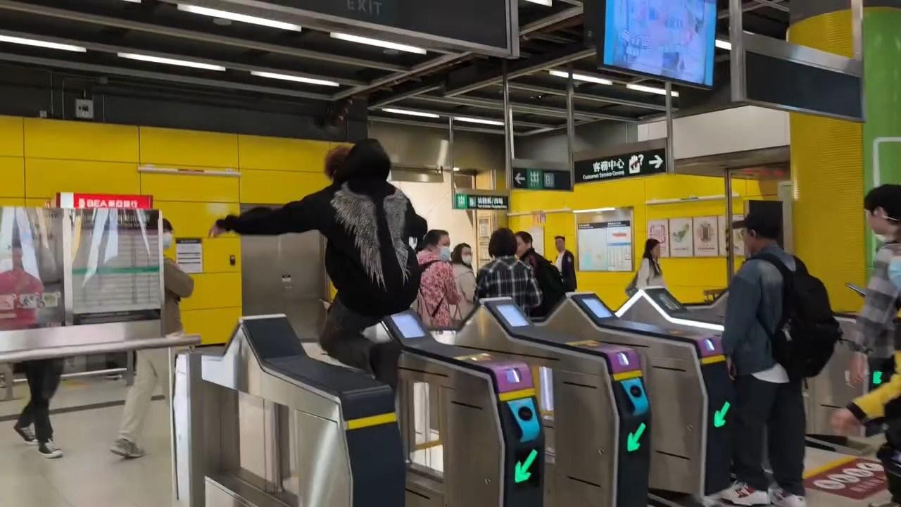 Threads影片可見，港鐵油塘站一名穿黑衣青年遇到女職員查票時，竟狂奔「跨欄」跳過閘機逃離現場。（Threads@d363d364）