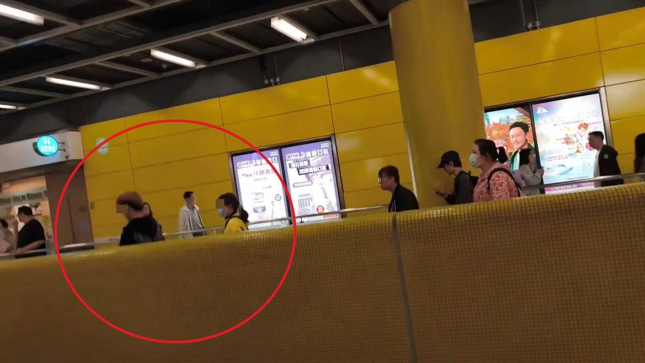 涉事青年最初往B出口前進，女職員緊隨在後。（Threads@d363d364）