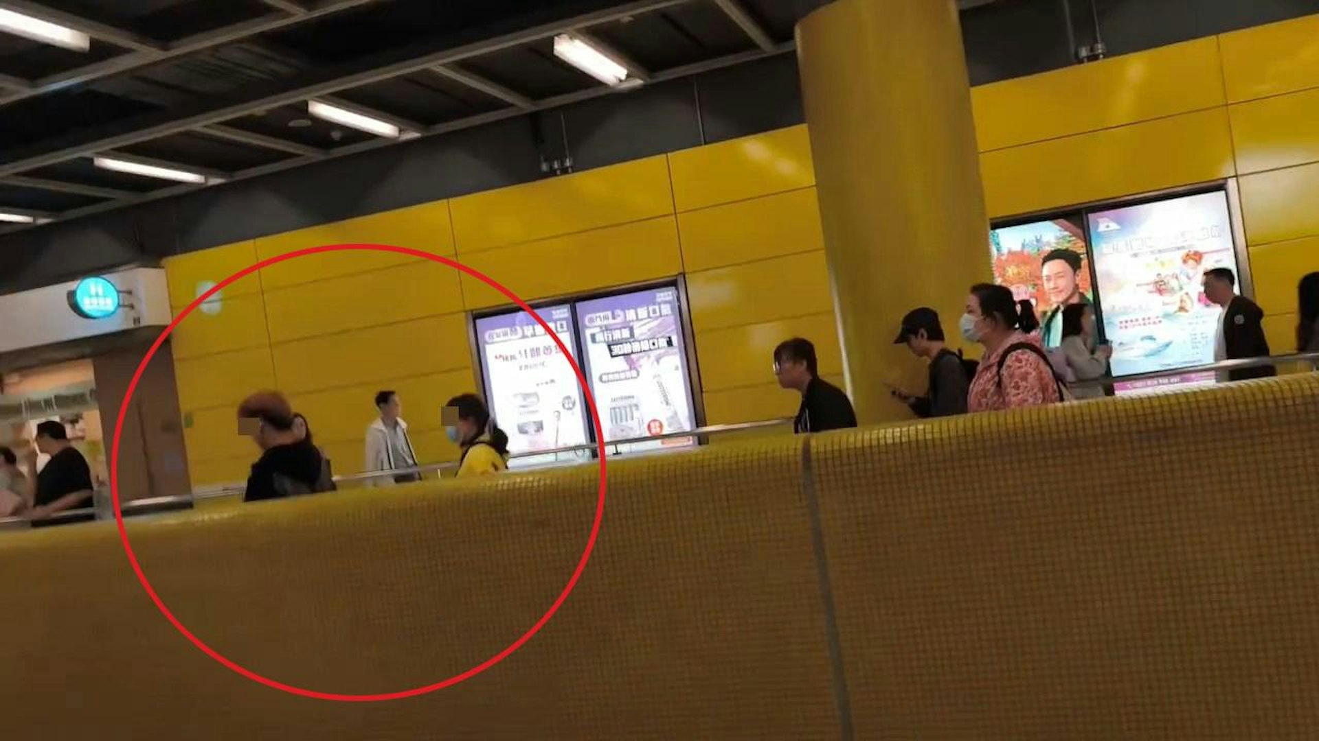 涉事青年最初往B出口前進,女職員緊隨在後。(Threads@d363d364)